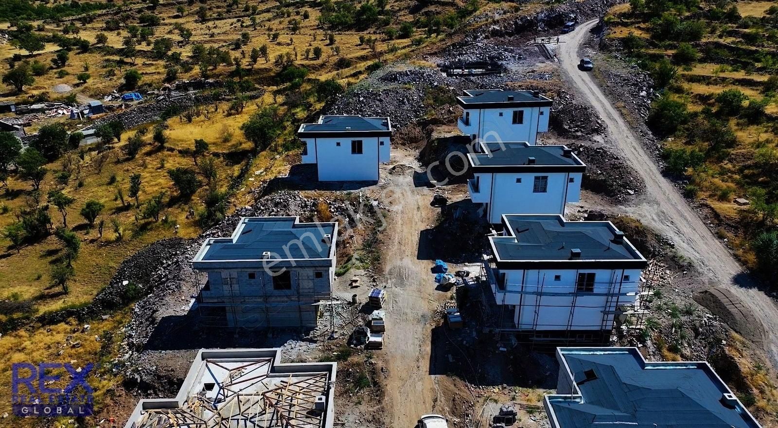 Hacılar Akdam'da Site İçerisinde Manzaralı Satılık Villa