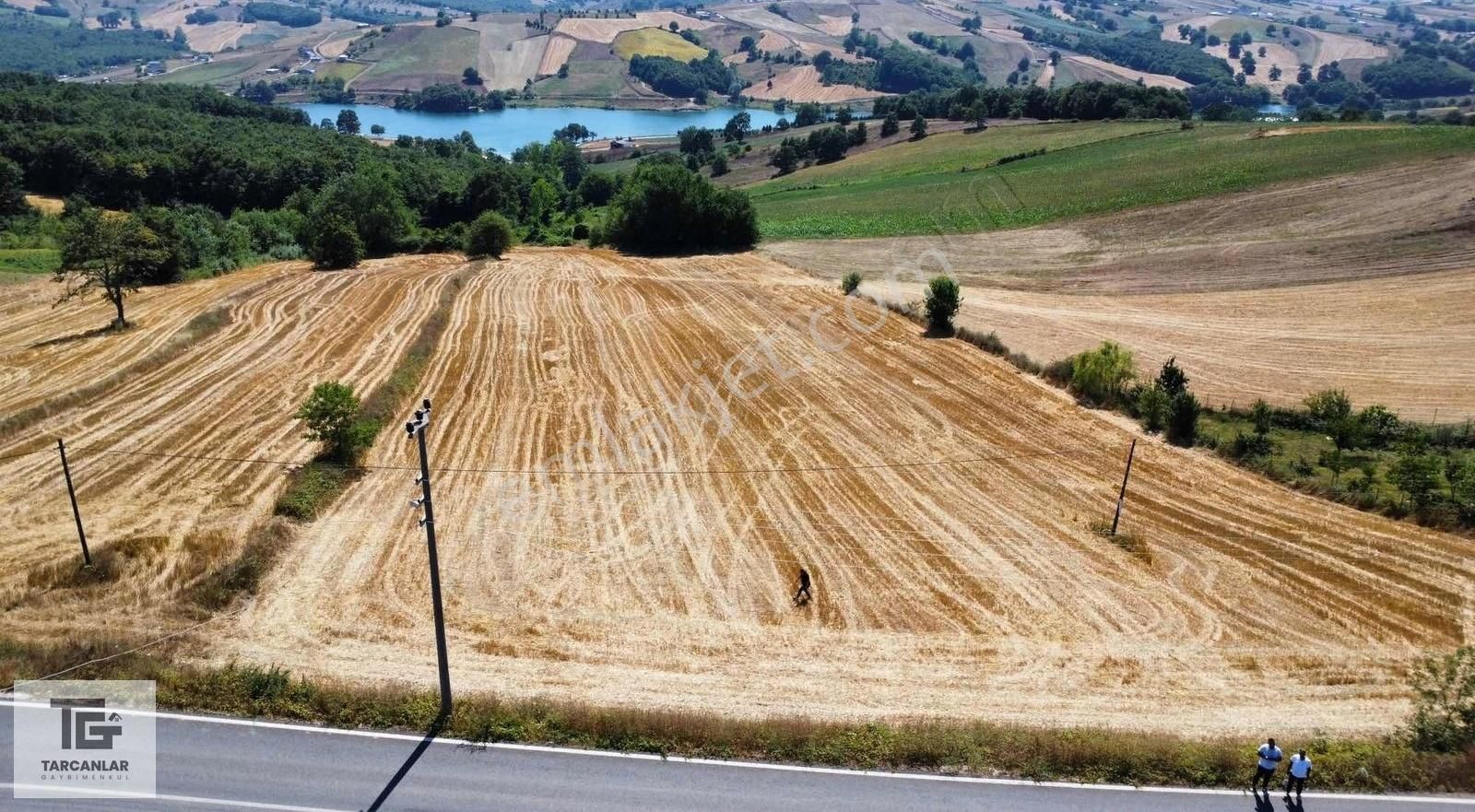 Tarcanlar'dan Göl Manzaralı Satılık Tarla