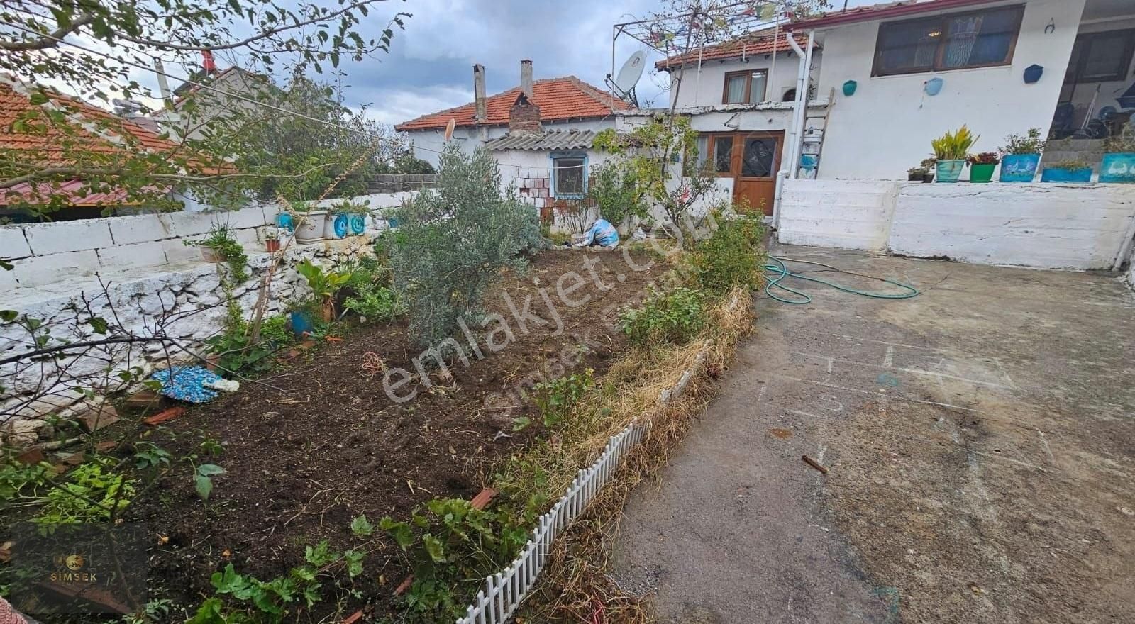 Şimşekten Dutluca Mahallesinde 350 Metre Arsa İçerisinde Köy Evi