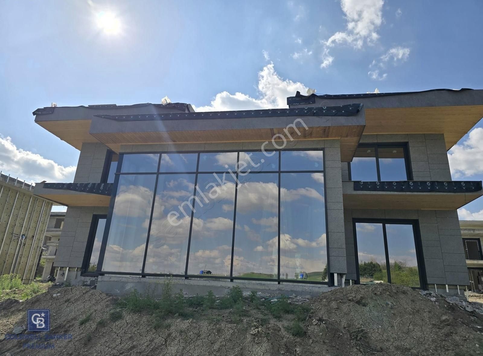 Cb Premıum'dan Batı Mahall Lexus'da Köşe Başı Satılık Villa