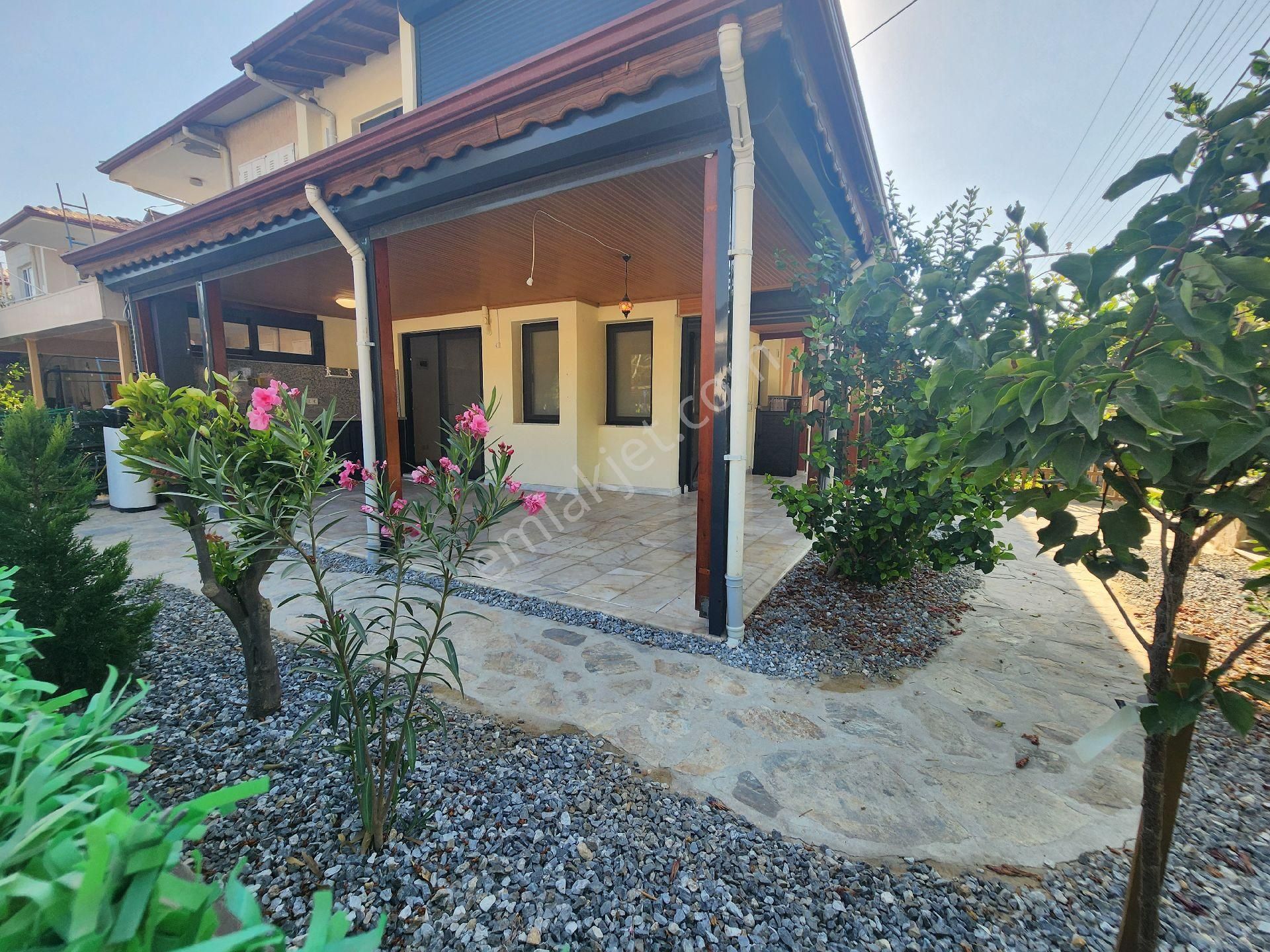 Plajın Yanı Satılık Geniş,köşe Villa
