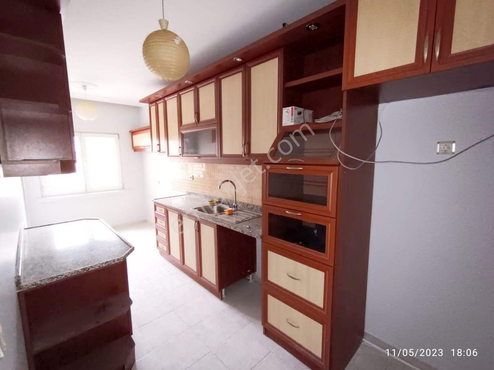 Altayçeşme Site İçinde Özel Geniş Otoparklı Metroya 3dk 3+1