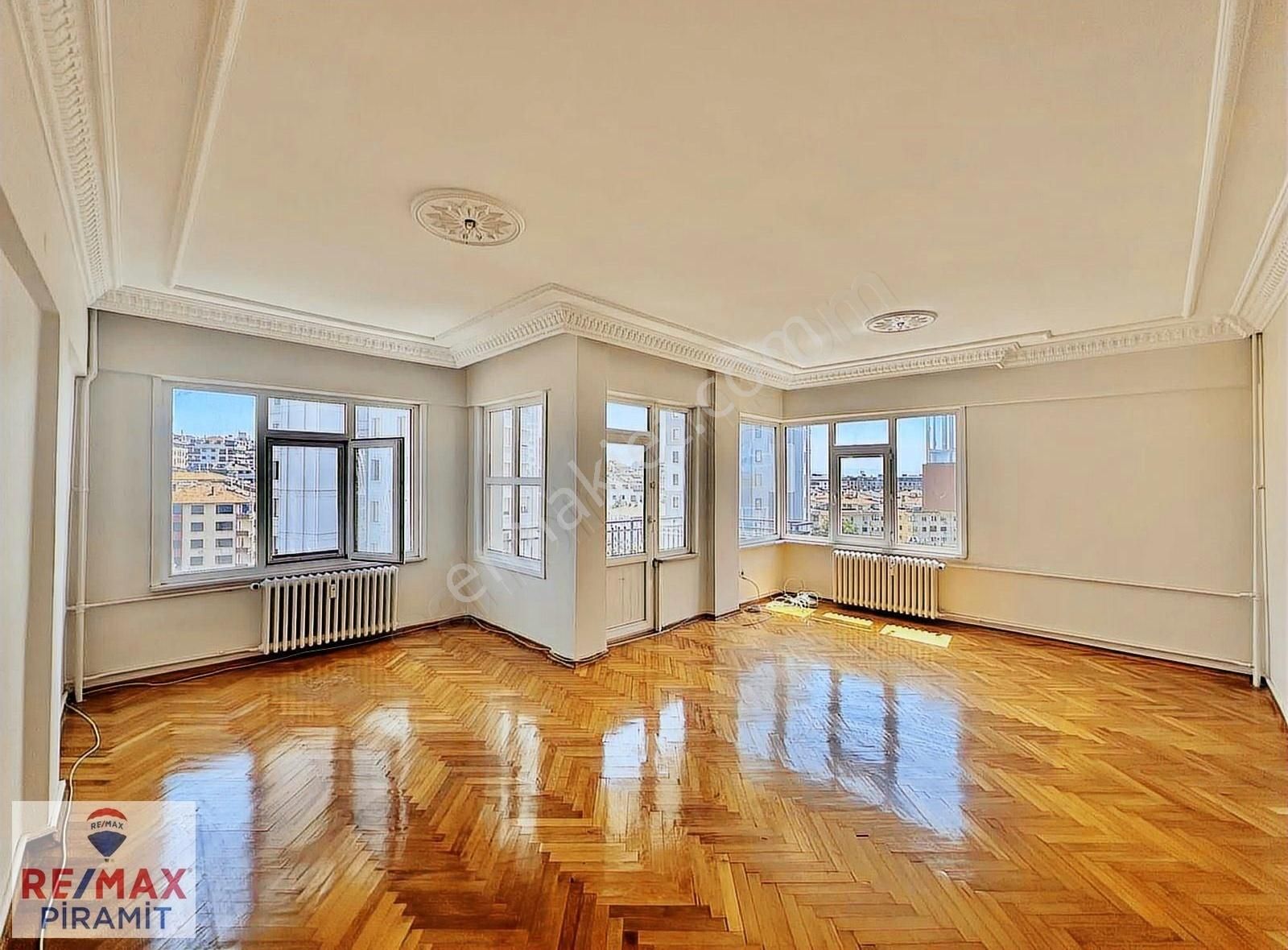 Bostancı'da Merkezi Konumda Kiralık 3+1 Daire