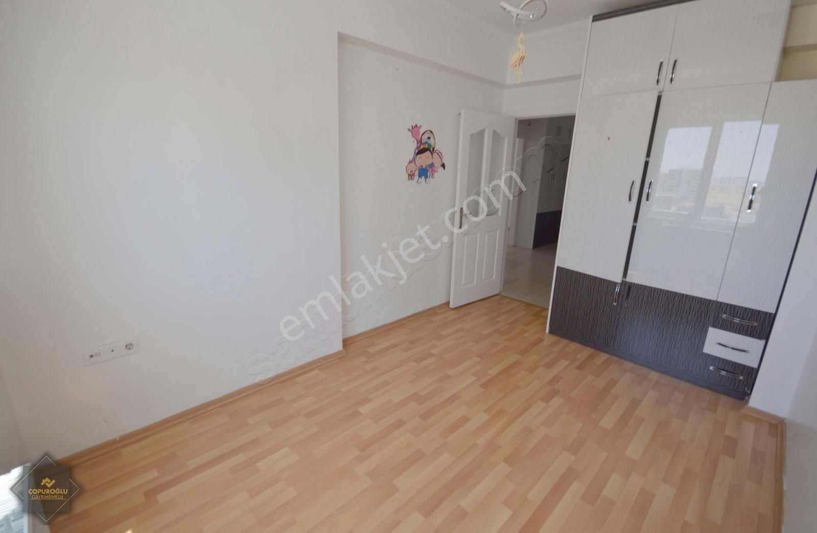 Akkent'de Cadde Üzerinde Bakımlı Arakat Cam Balkonlu 3+1 Daire !