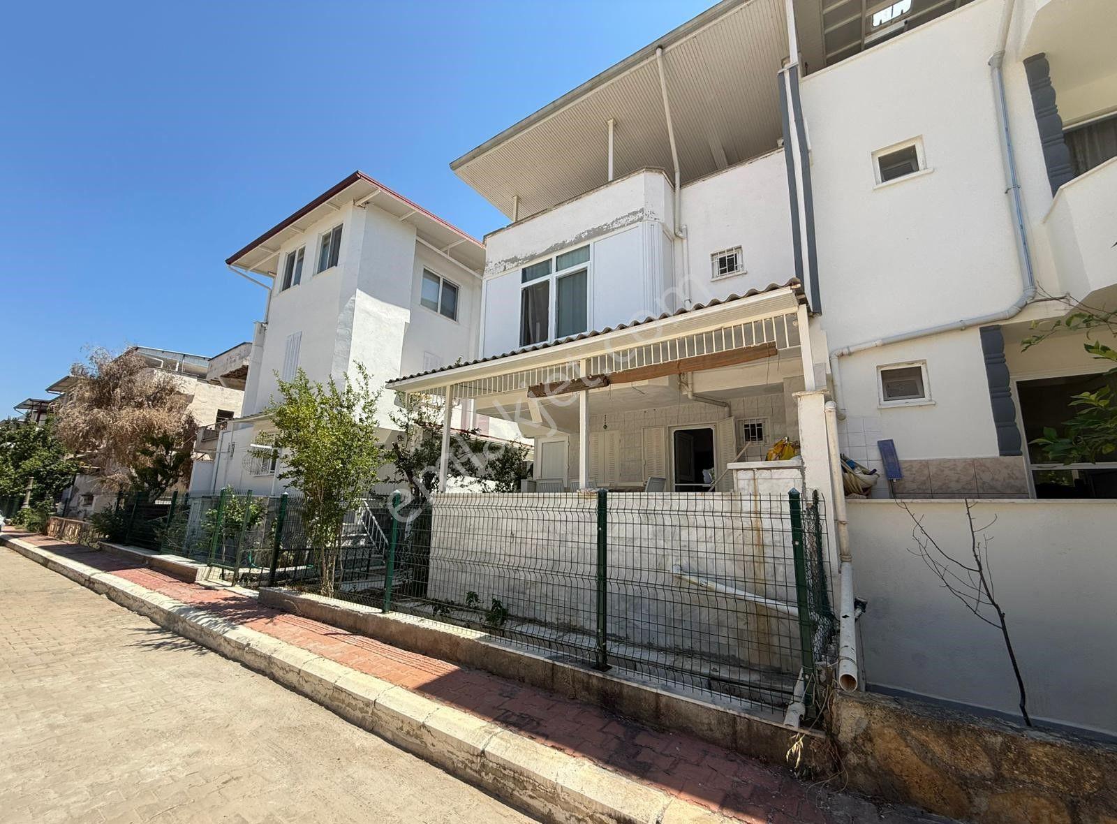 Remax Cool'dan Akkent Sitesinde 3+1 Bahçelı Ikız Vılla - Görsel 3