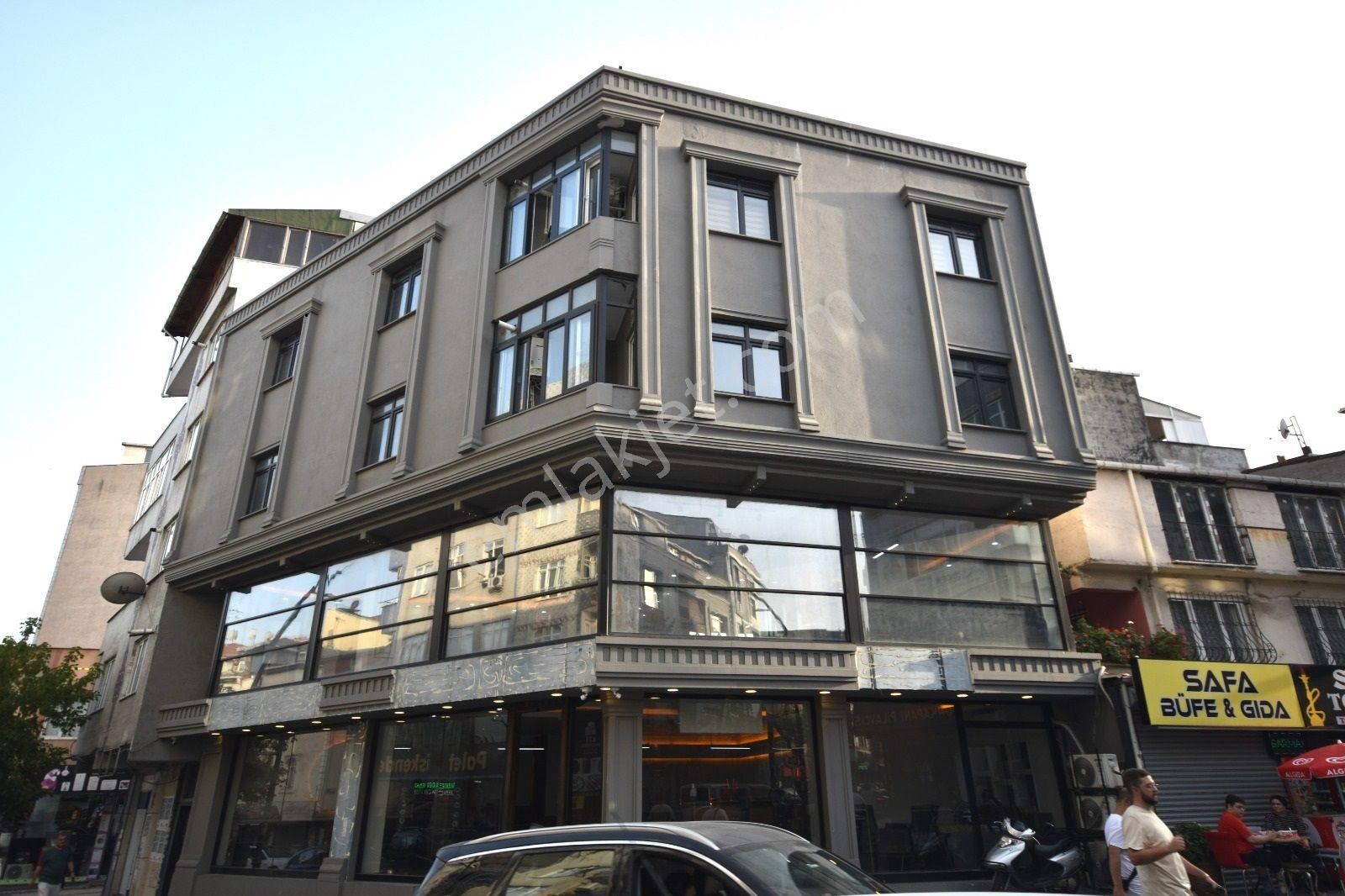Seba'da Sefaköy Merkez'de Cadde Üzeri Kiralık 550m2 5 Katlı Bina