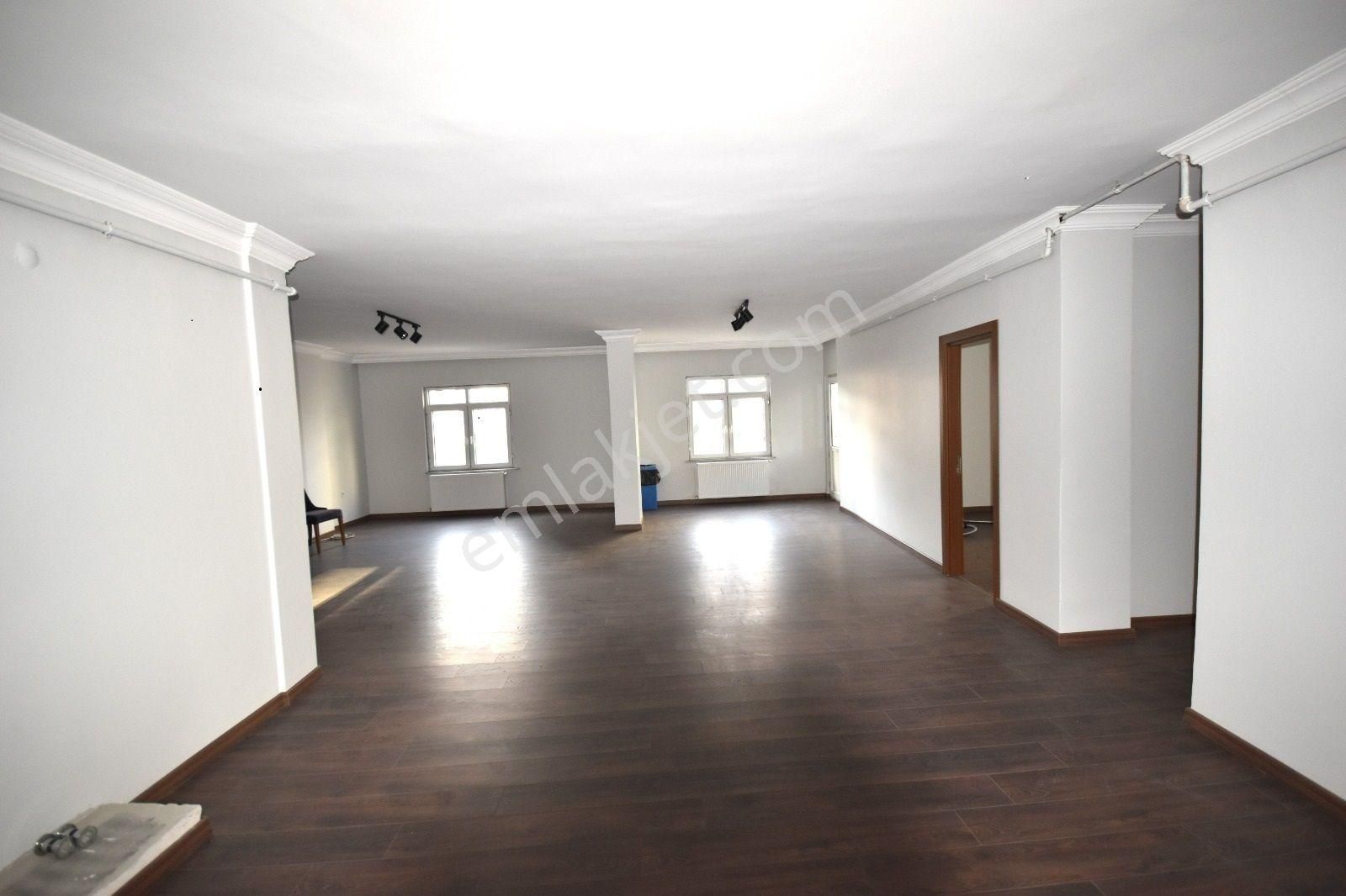 Seba'da Sefaköy Merkez'de Cadde Üzeri Kiralık 550m2 5 Katlı Bina - Görsel 24