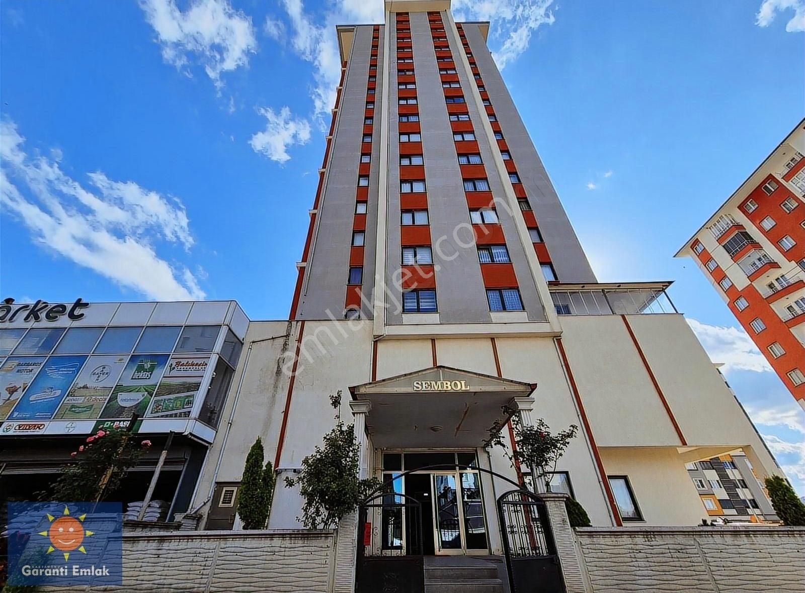 Garanti Emlaktan /cadde Üzeri Konumda/ Geniş / Kullanışlı Daire.