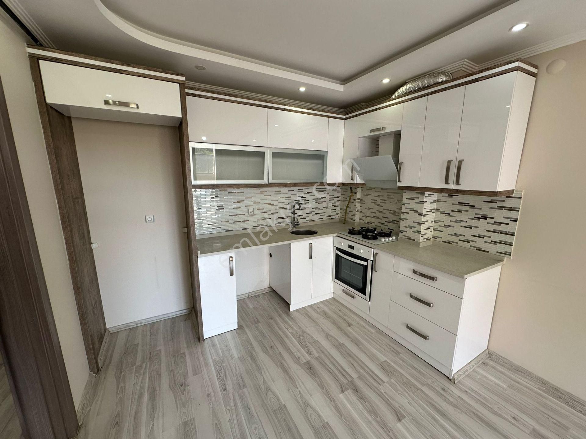 Zeki Emlak'tan Muradiye Mh İstasyon Civarı Kiralık 2+1 Ara Kat