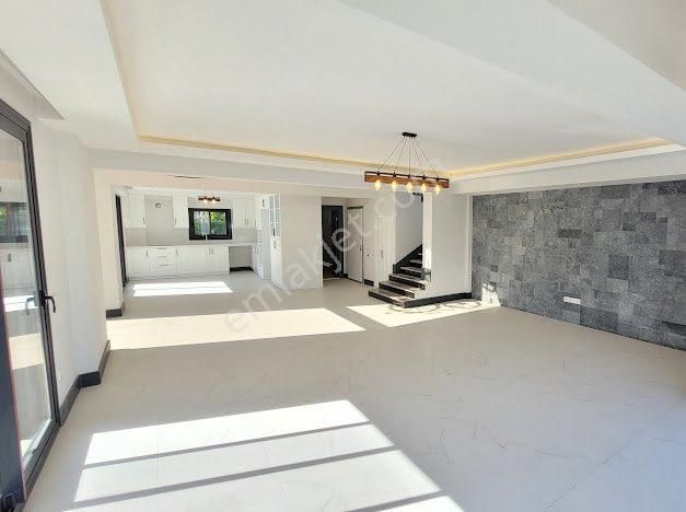 Denize 300 Metre – 500 M² Arsa İçinde Lüks 4+1 Havuzlu Villa (yabancılar İçin Oturuma Uygun) - Görsel 14