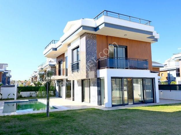 Denize 300 Metre – 500 M² Arsa İçinde Lüks 4+1 Havuzlu Villa (yabancılar İçin Oturuma Uygun) - Görsel 9