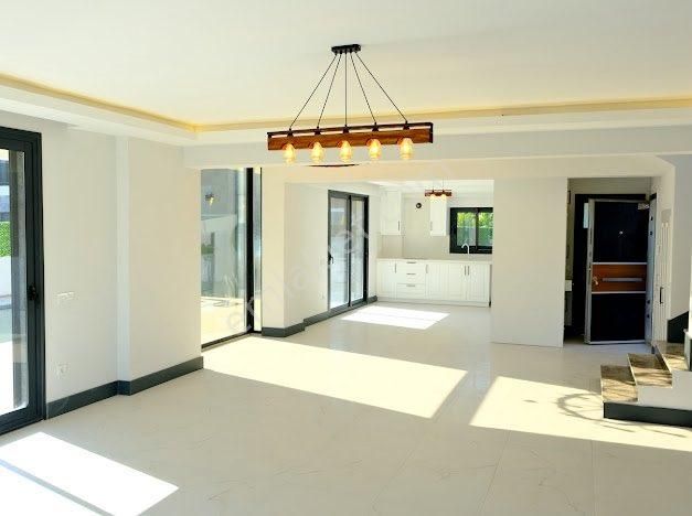 Denize 300 Metre – 500 M² Arsa İçinde Lüks 4+1 Havuzlu Villa (yabancılar İçin Oturuma Uygun) - Görsel 16