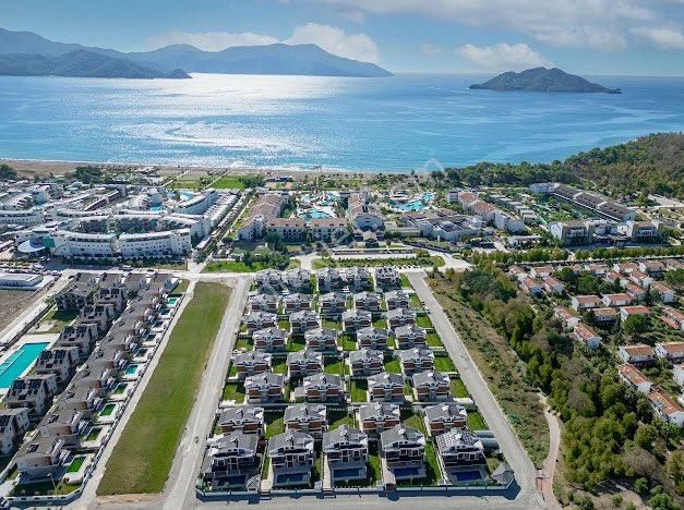 Denize 300 Metre – 500 M² Arsa İçinde Lüks 4+1 Havuzlu Villa (yabancılar İçin Oturuma Uygun)