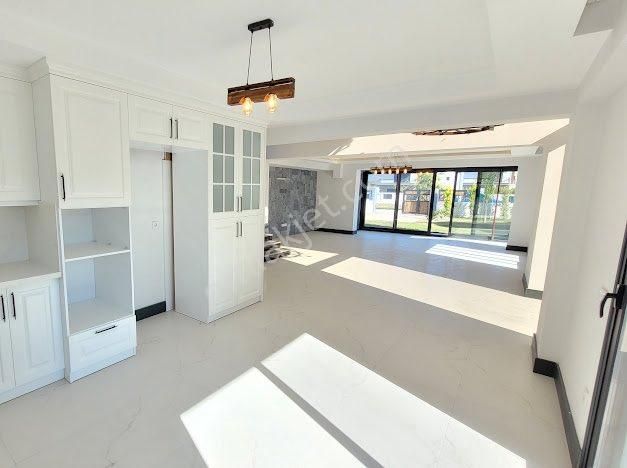 Denize 300 Metre – 500 M² Arsa İçinde Lüks 4+1 Havuzlu Villa (yabancılar İçin Oturuma Uygun) - Görsel 11