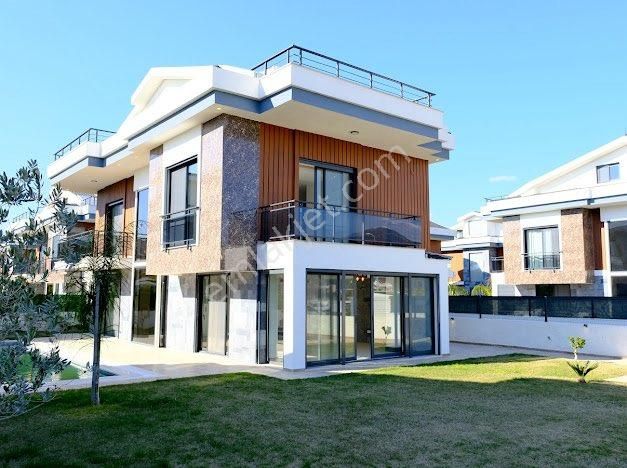 Denize 300 Metre – 500 M² Arsa İçinde Lüks 4+1 Havuzlu Villa (yabancılar İçin Oturuma Uygun) - Görsel 8