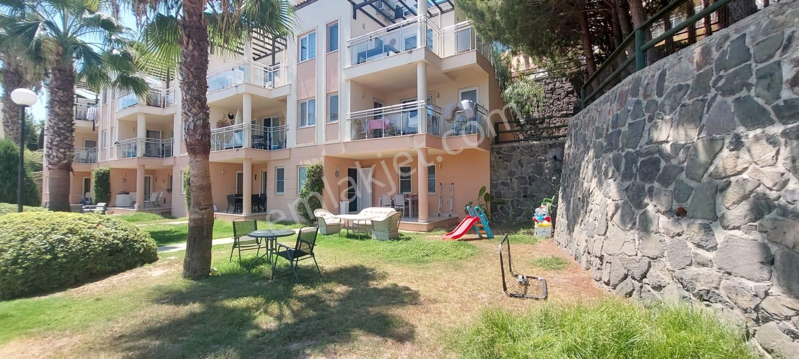 Kuşadası Golf & Spa Resort Köşe Bahçe Katı Eşyalı Satılık 2+1