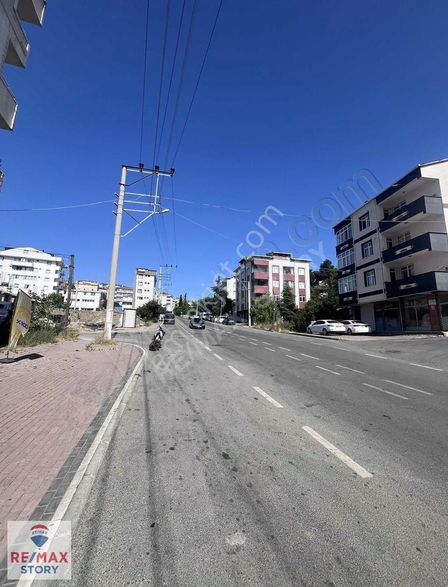Çayırova Fikri Altıokka Caddesi Üzeri Satılık Dükkan