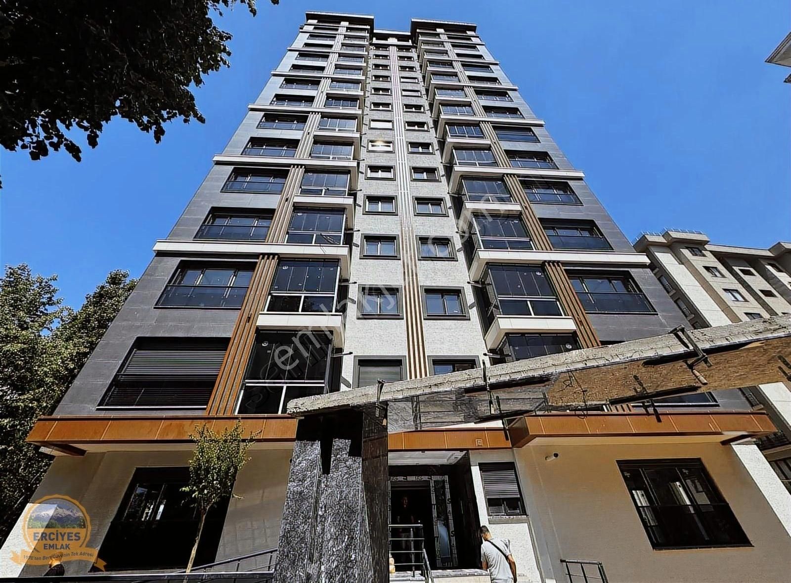 Erciyesden Metroya Yakın Sıfır 3+1 Balkonlu 130 M2 Ebeveynli