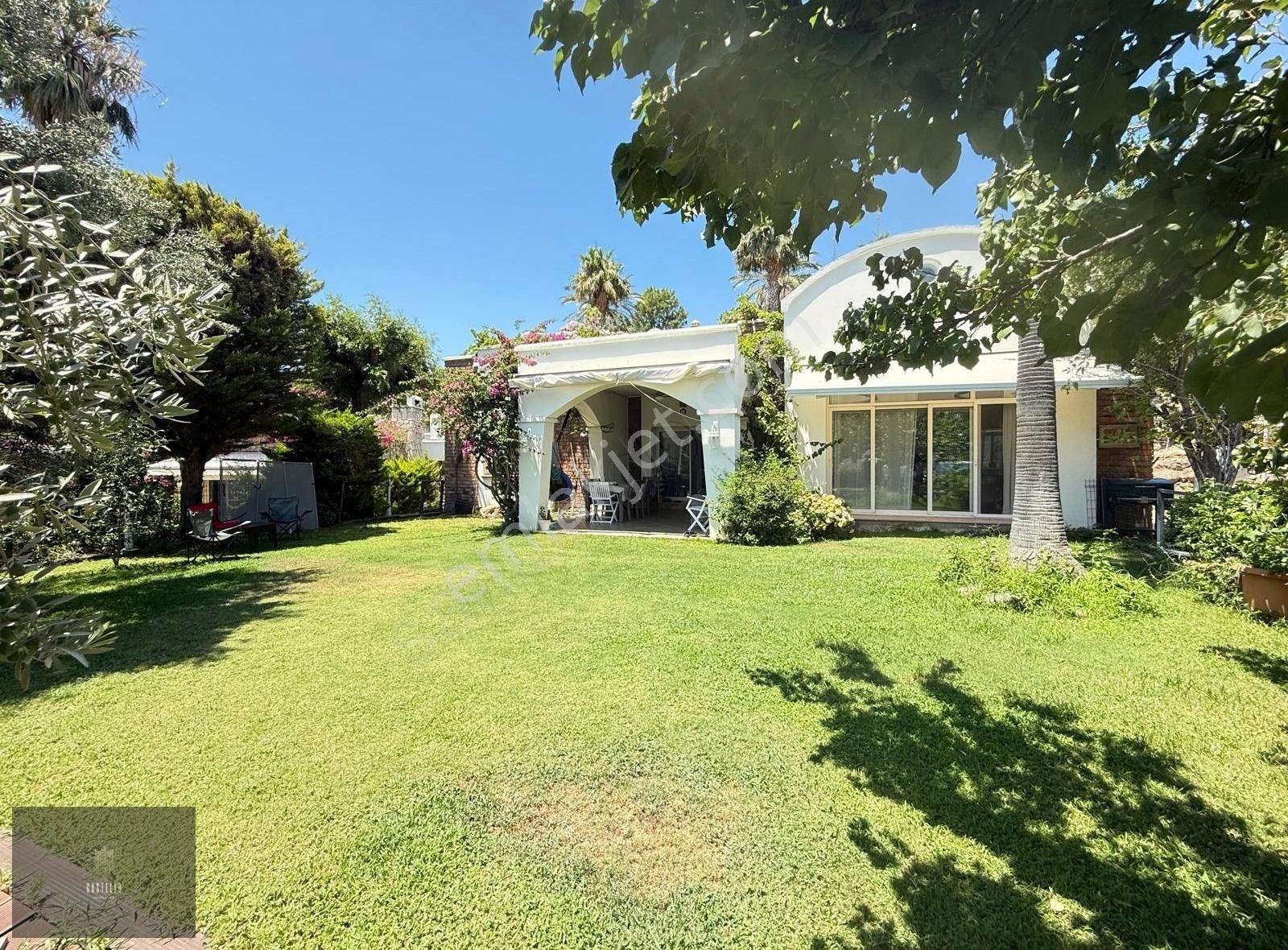 Site İçinde Muhteşem Deniz Manzaralı Satılık Villa