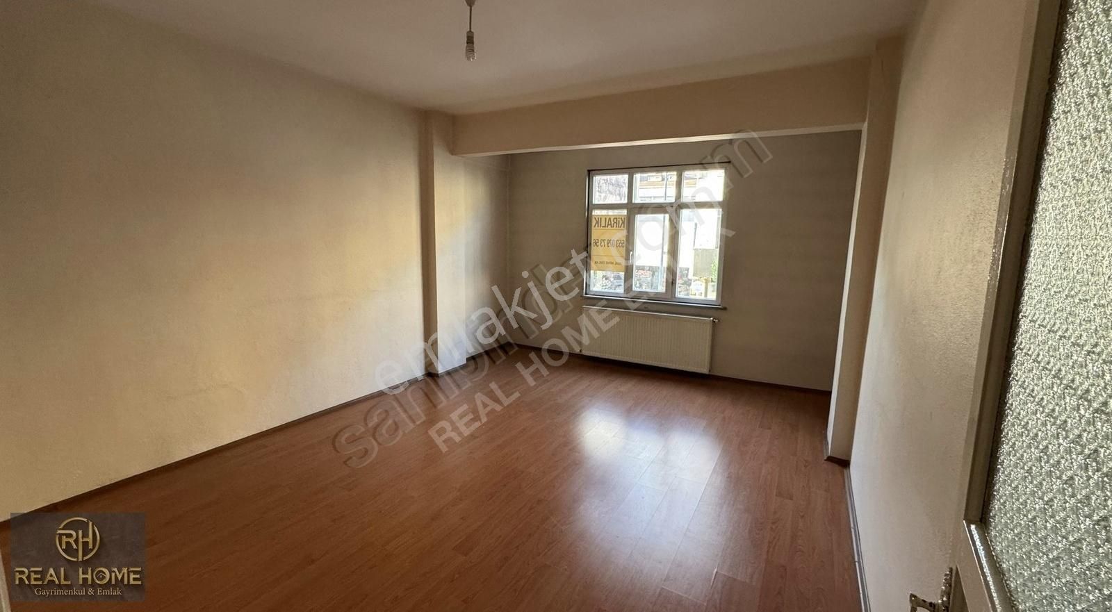 İkitelli Salı Pazarın'da Cadde Üzeri 2+1 Kiralık 120 M2 1.kat