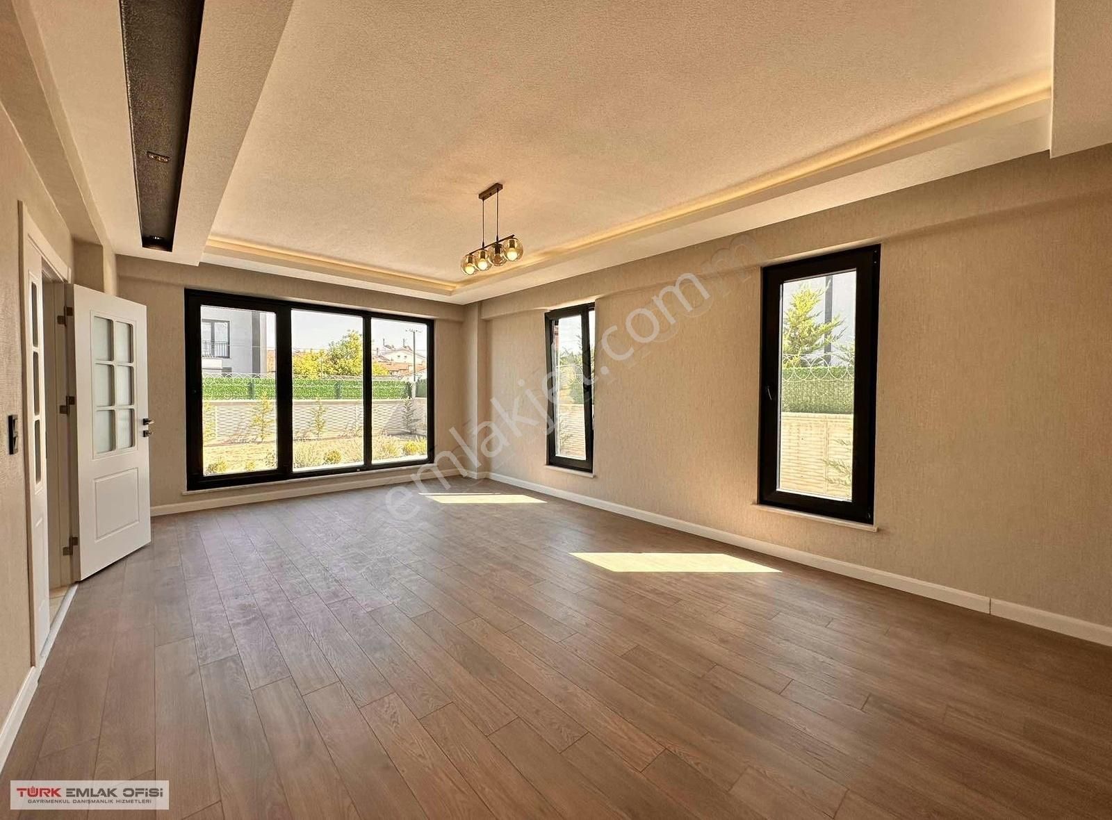 İstiklal Mh.300 M2 Bahçesi Olan 4+1 Satılık Sıfır Köşe Villa