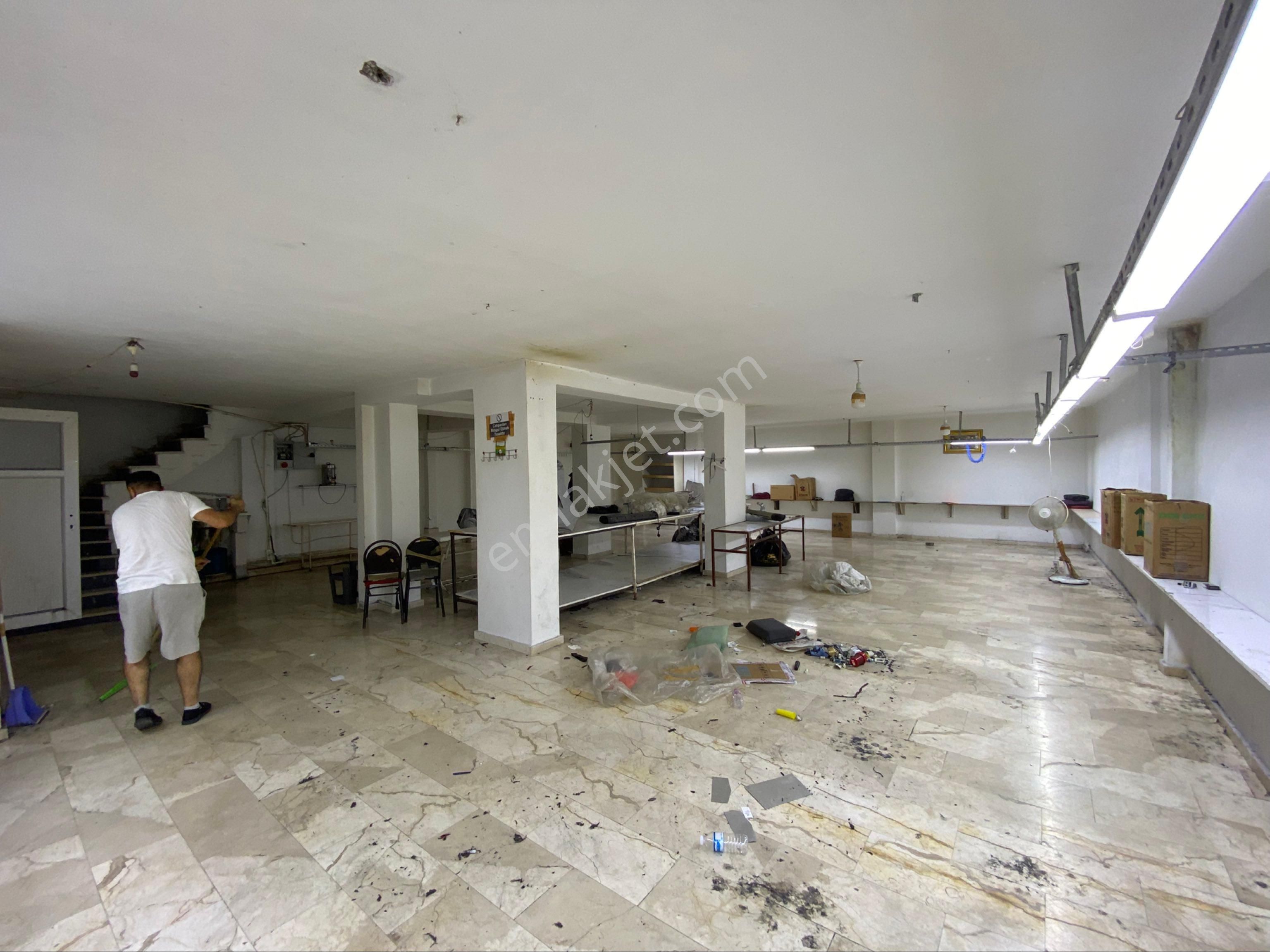 Eray Emlak’tan Meydan Konumlu 170m2 Dükkan