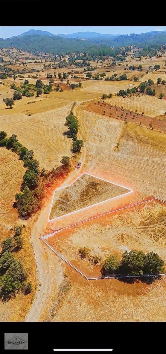 Resmi Yolu Mevcut Denize Ve Merkeze Yakın