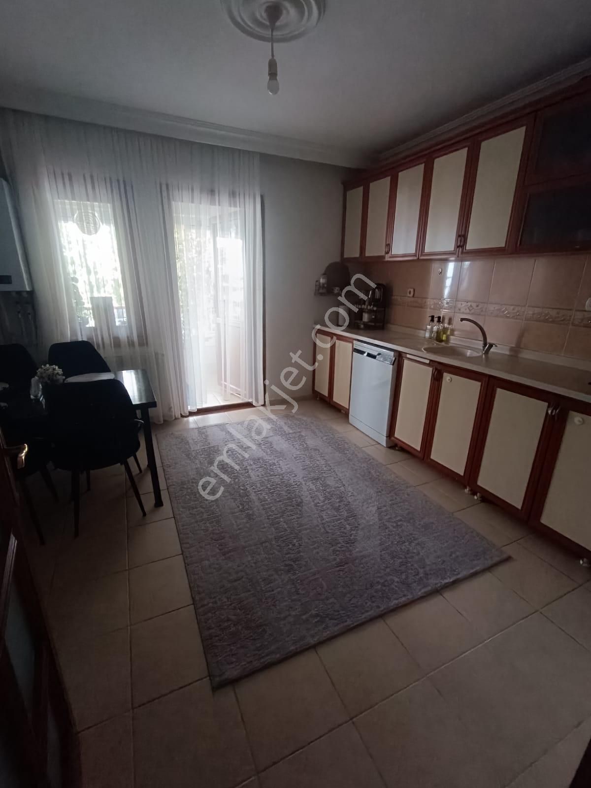 Bilgen Vatan'dan Bağlarbaşı'nda 3+1 Ebeveyn Banyolu 130m2 Çok Geniş Kullanım Alanlı Yatırıma Uygun