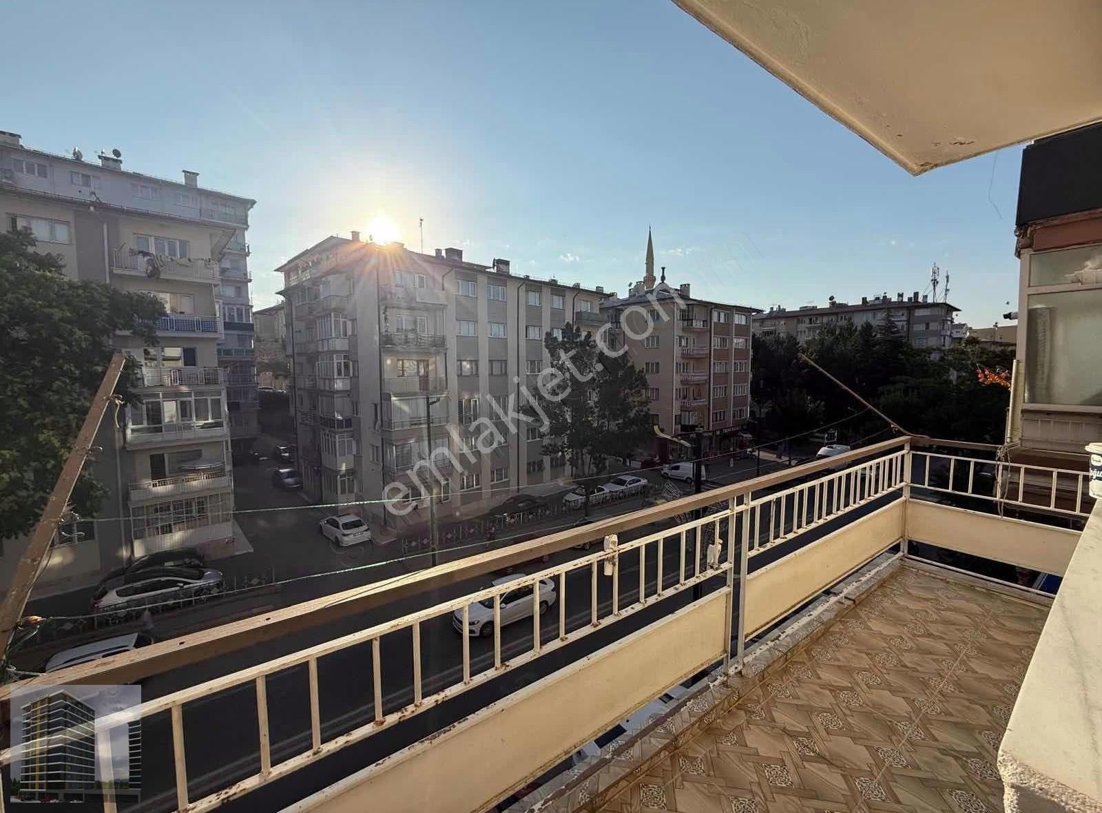 Öz Urhanlar Emlaktan Mevlana Cadde Üzeri Kiralık 2+1