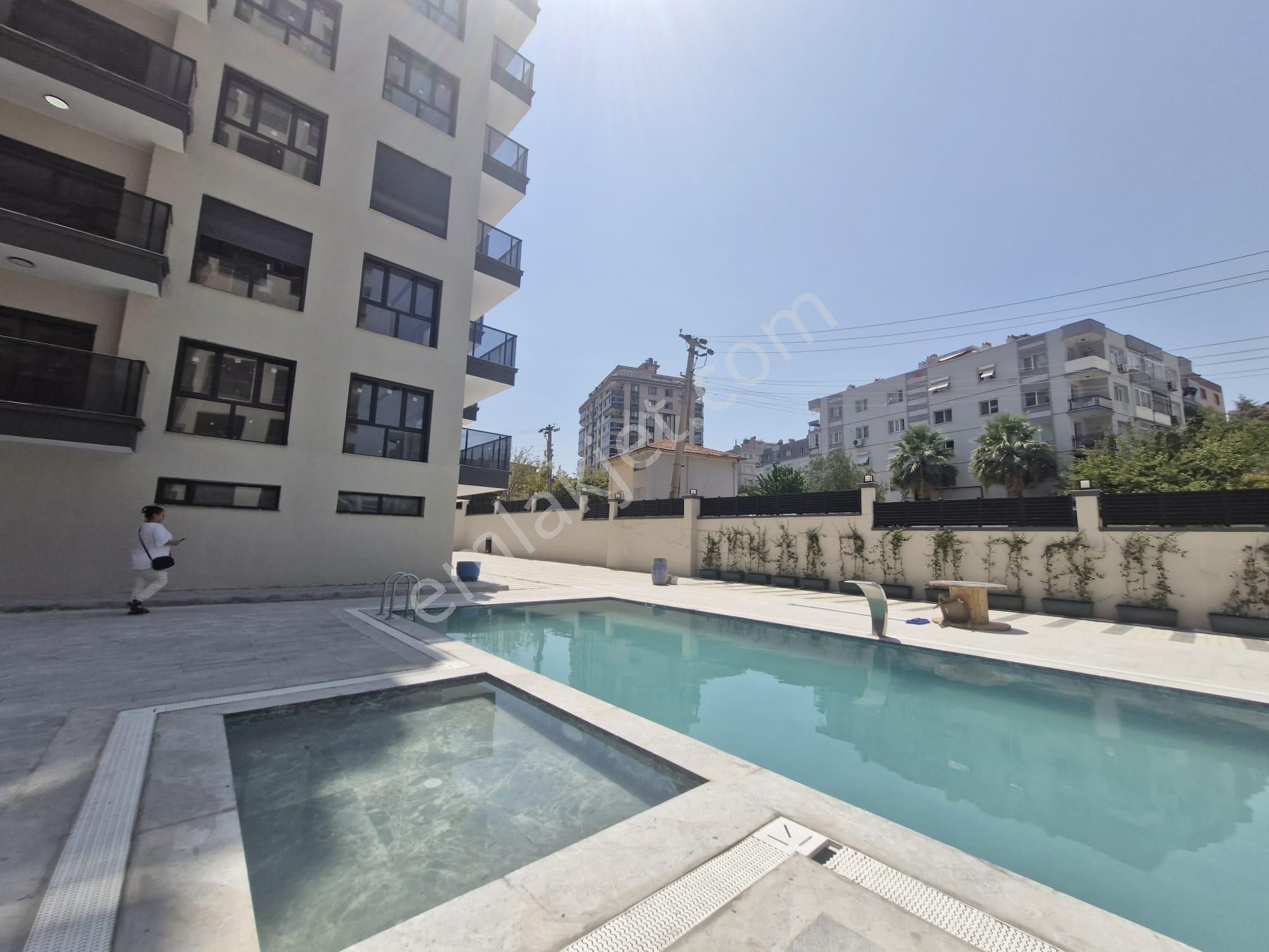 Menemen Merkez'de, Özel Garaj, Havuzlu Site İçinde Satılık 3+1