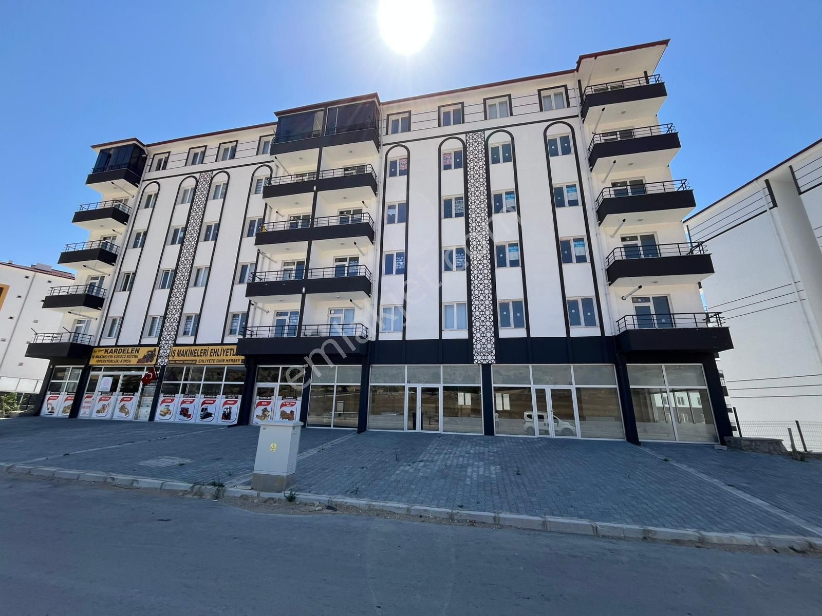 Üniversite Yolunda Anayola Cepheli 2+1 Kiralık *** Burcu Emlak