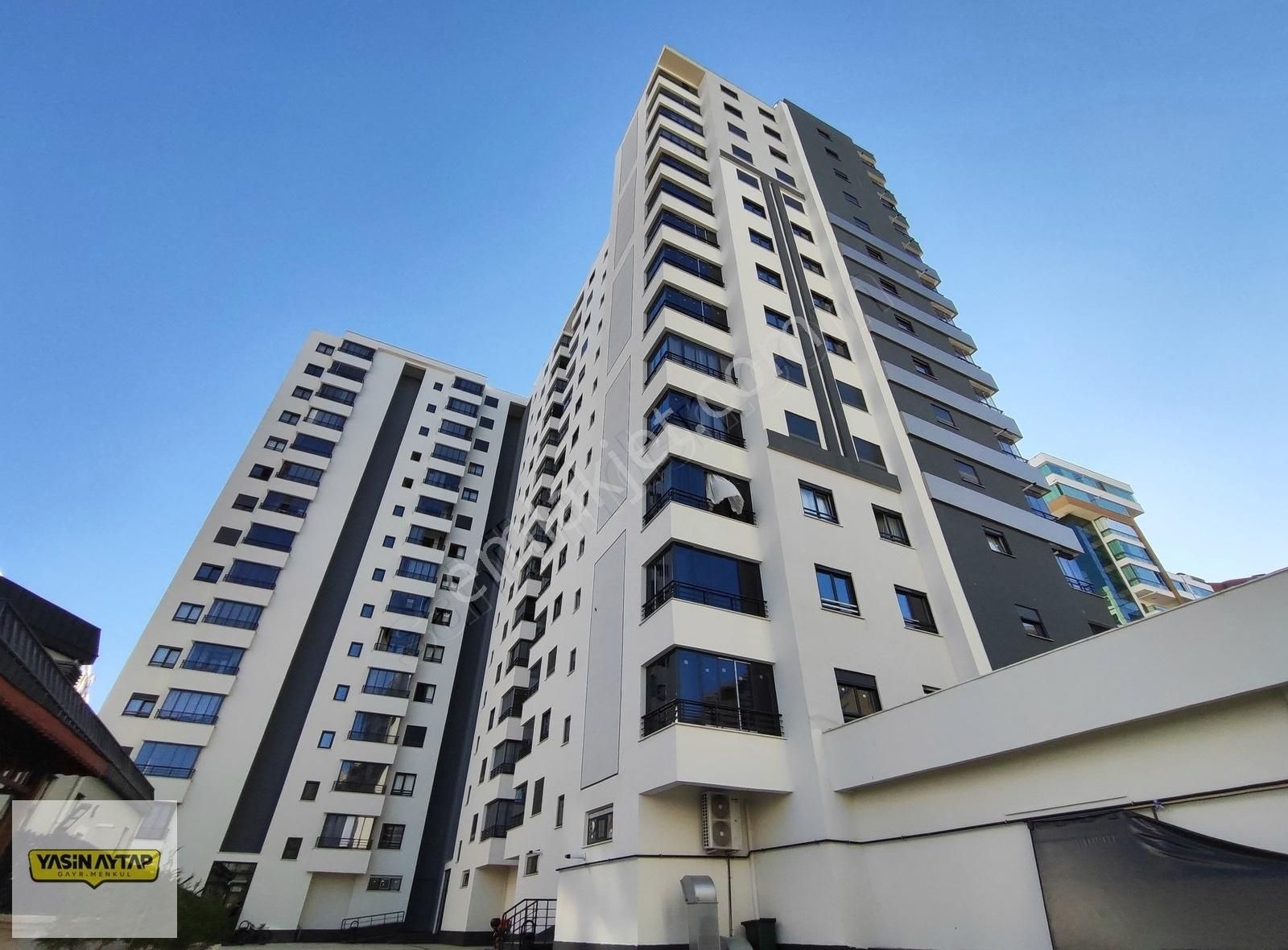Şehirde Yaşamın Zirvesi: 180m², 4+1 Lüks Daire Sizi Bekliyor!
