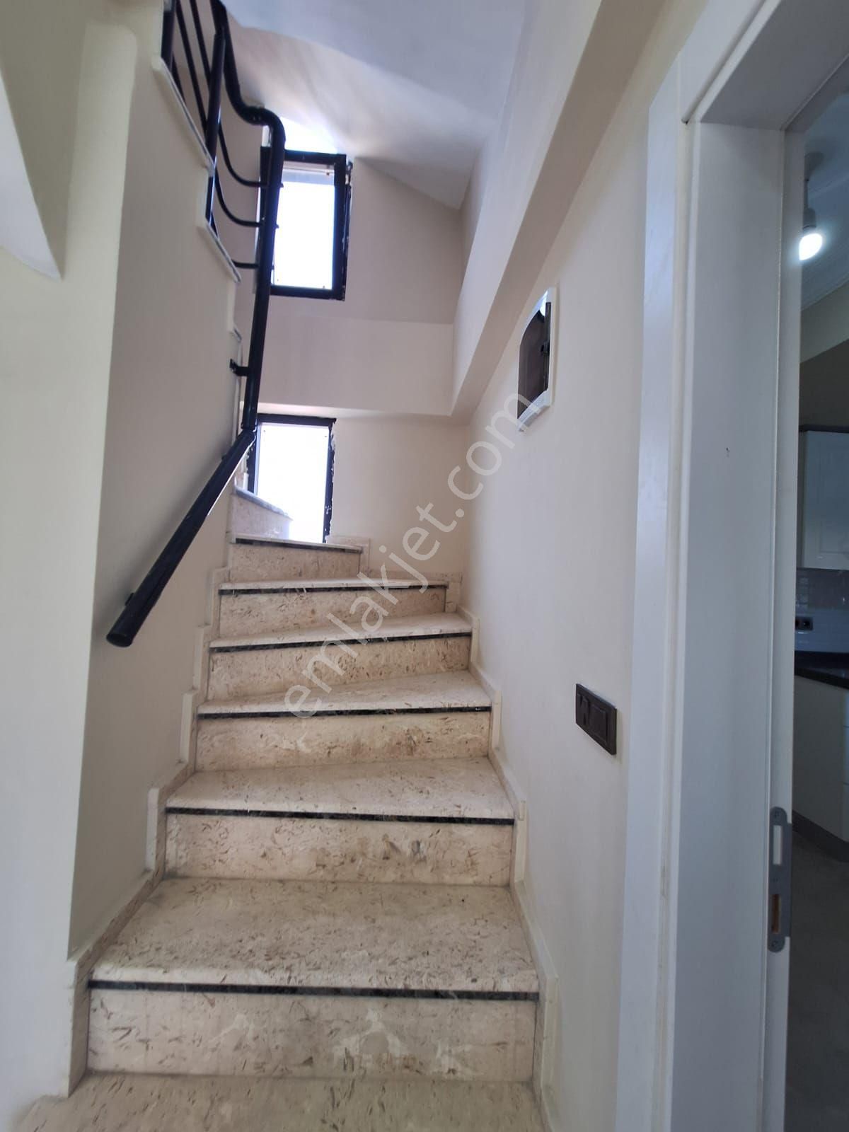 Dikili Güven Emlak'tan Cumhuriyet Mahallesinde 5+1 Ayrı Mutfaklı 180 M2 Tripleks Villalar - Görsel 25