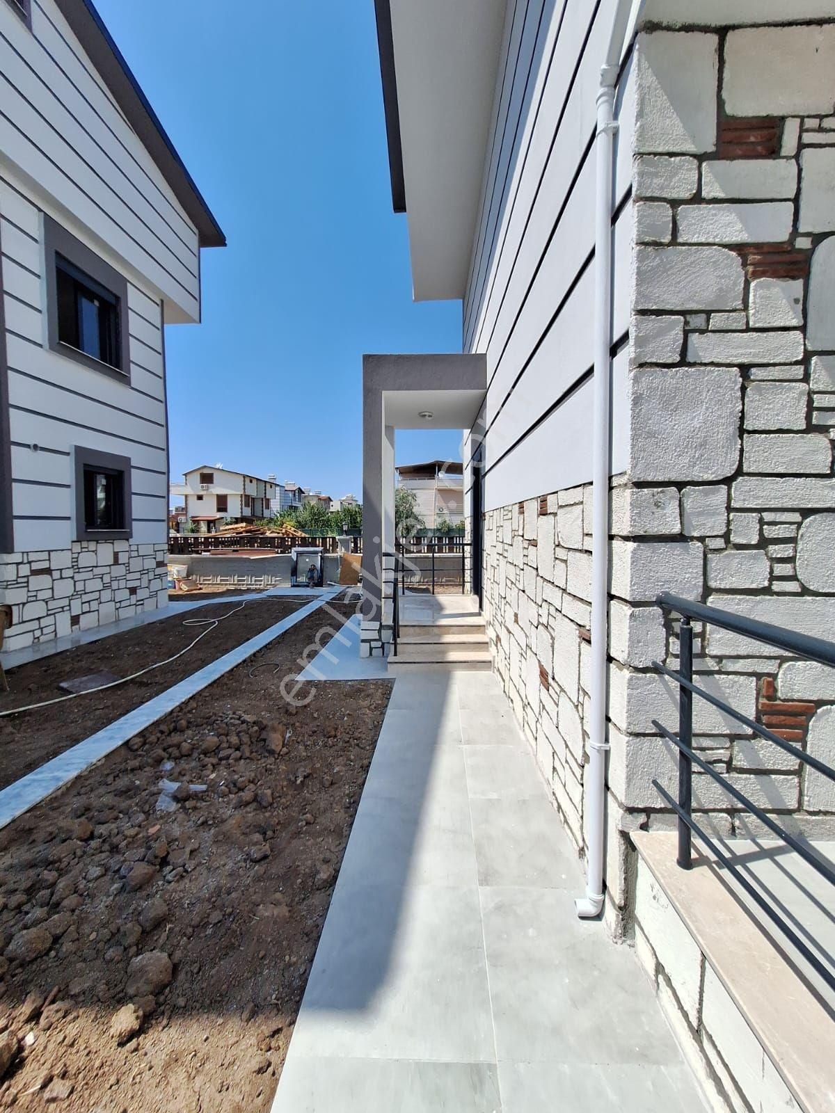 Dikili Güven Emlak'tan Cumhuriyet Mahallesinde 5+1 Ayrı Mutfaklı 180 M2 Tripleks Villalar - Görsel 7