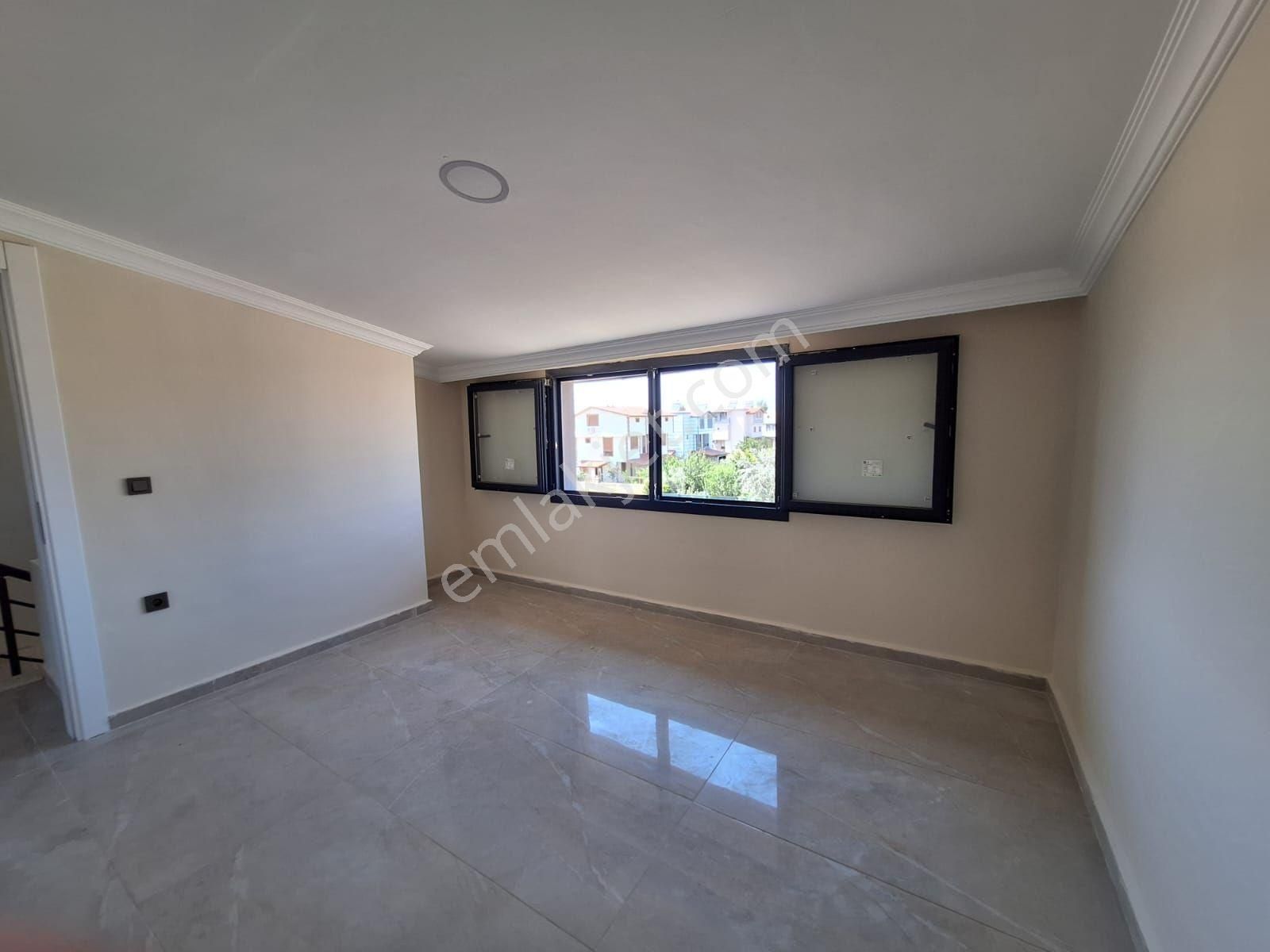 Dikili Güven Emlak'tan Cumhuriyet Mahallesinde 5+1 Ayrı Mutfaklı 180 M2 Tripleks Villalar - Görsel 31