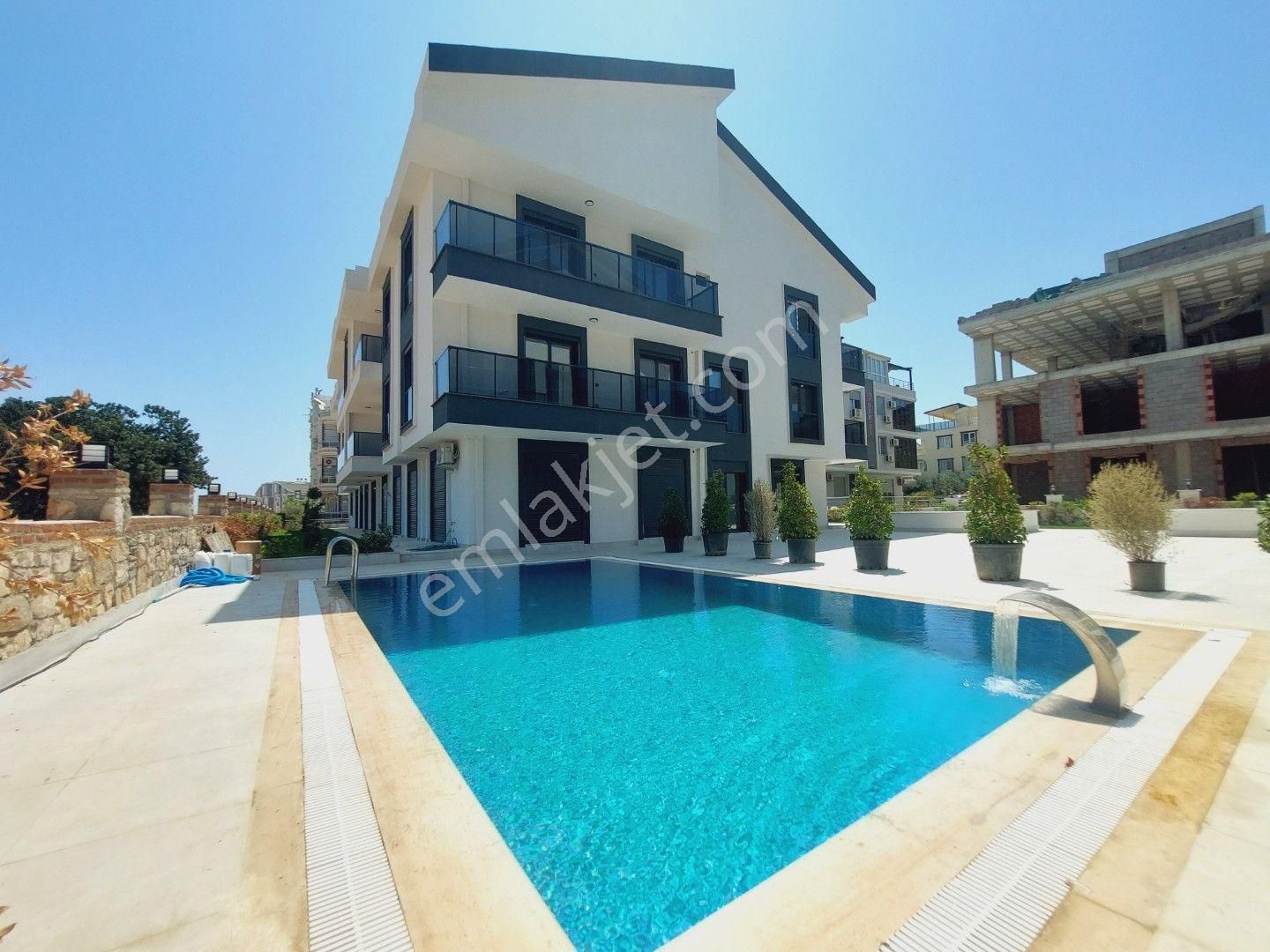 Didim Altınkum'da Plaja Yakın Havuzlu Site İçi Ara Kat 1+1 Daire