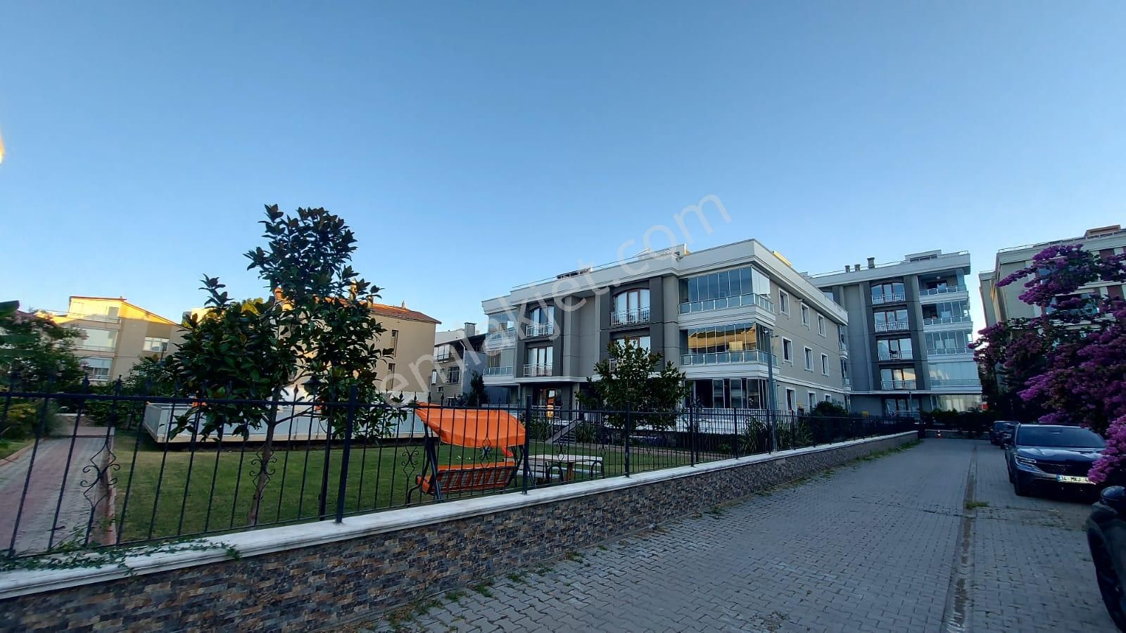 Sahilde Denize Sıfır Havuzlu Site İçinde Kiralık 4+1 Lüks Daire