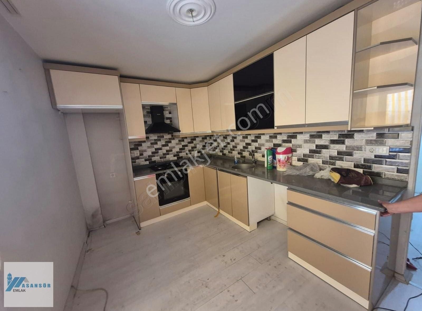 Asansör Emlak'tan Satılık 3+1 Balkonlu Arakat Masrafsız Yapılı