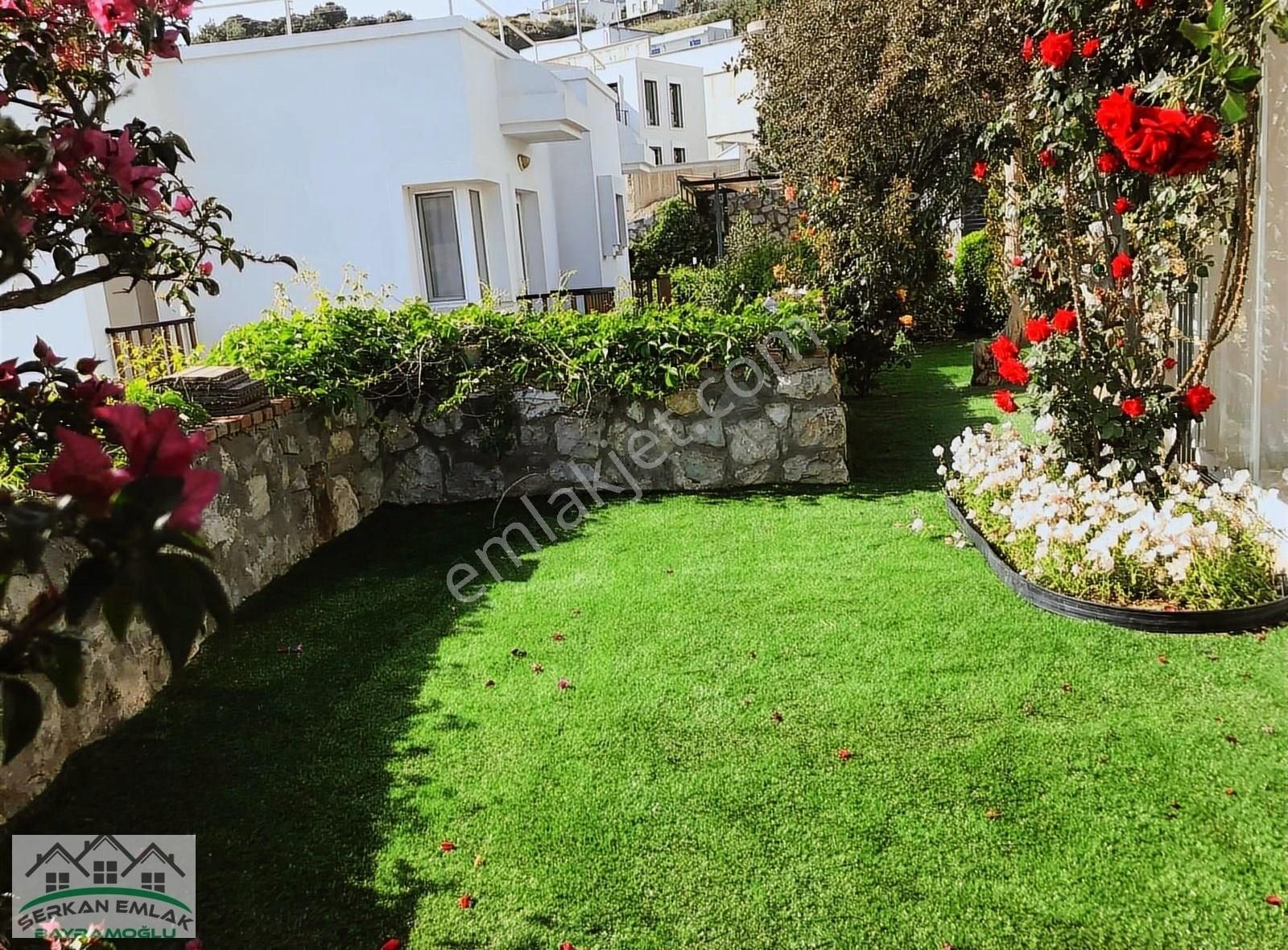 Müstakil Bahçeli Deniz Manzaralı Kiralık Köşe Bahçe Katı Yazlık