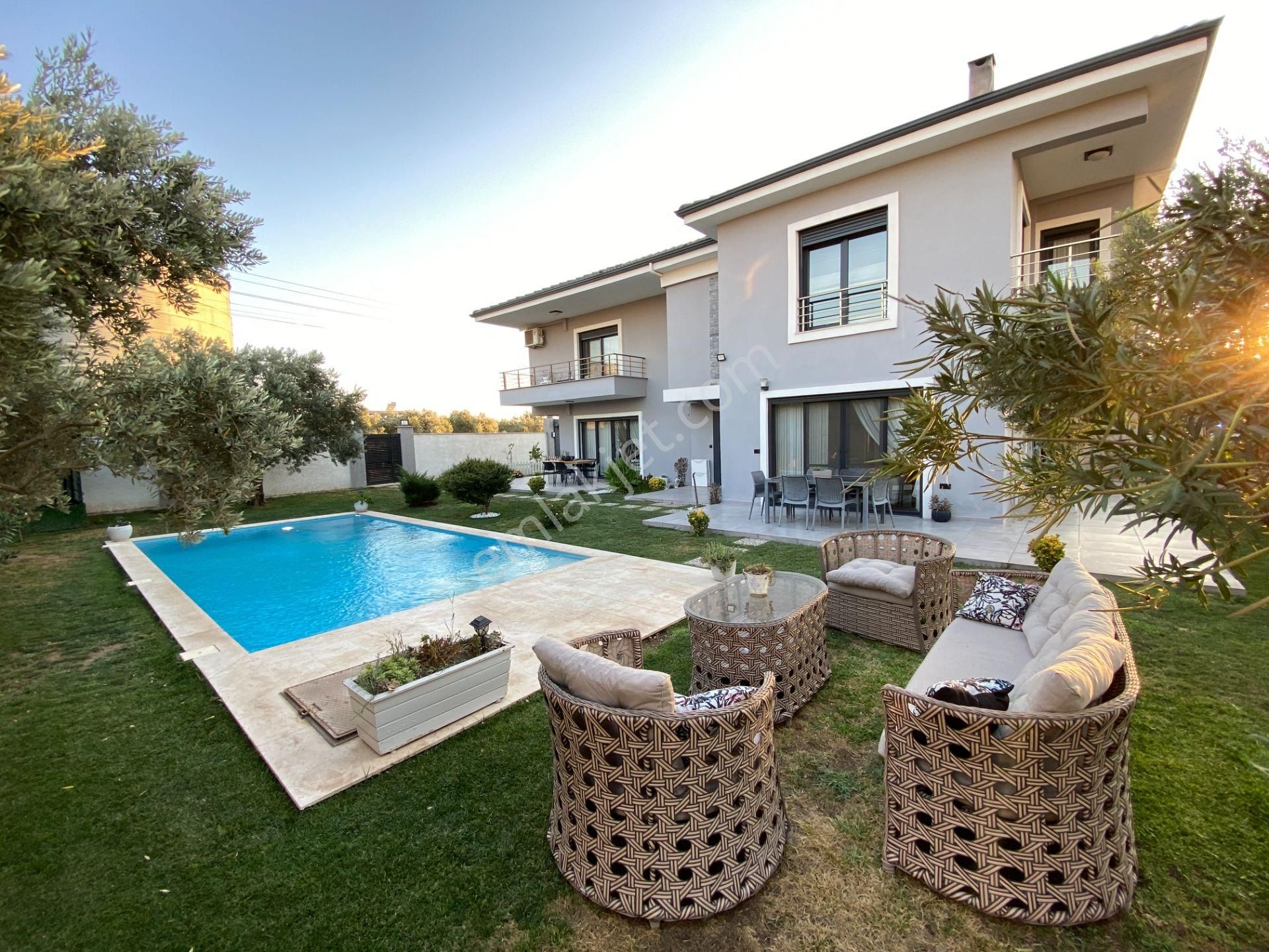 Manisa Akhisar Novada Avm Yanı Satılık Havuzlu Villa