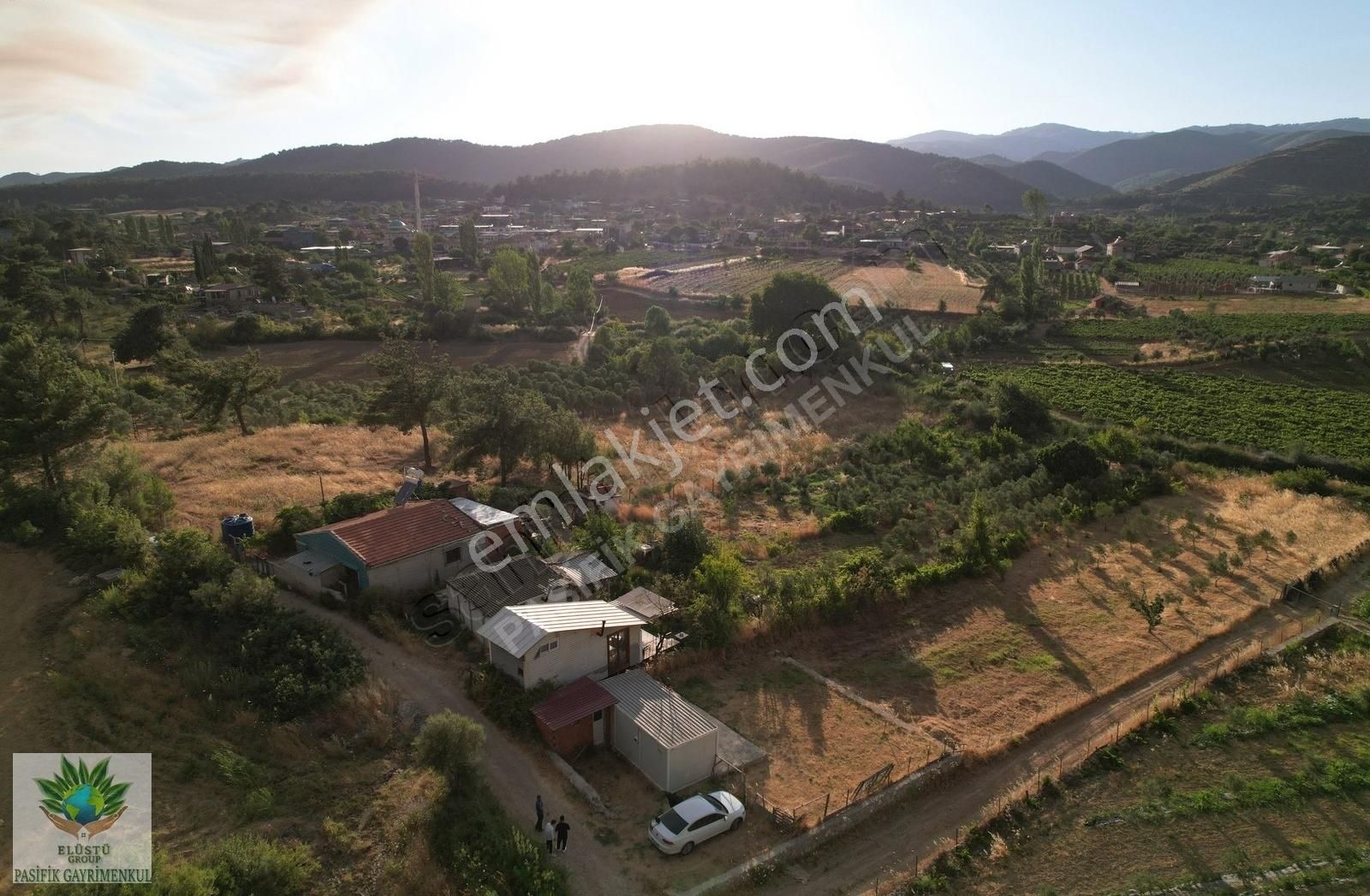 Pasifikten Menderes Yeniköyde 2 Adet Evi Olan 1457 M² Arazi