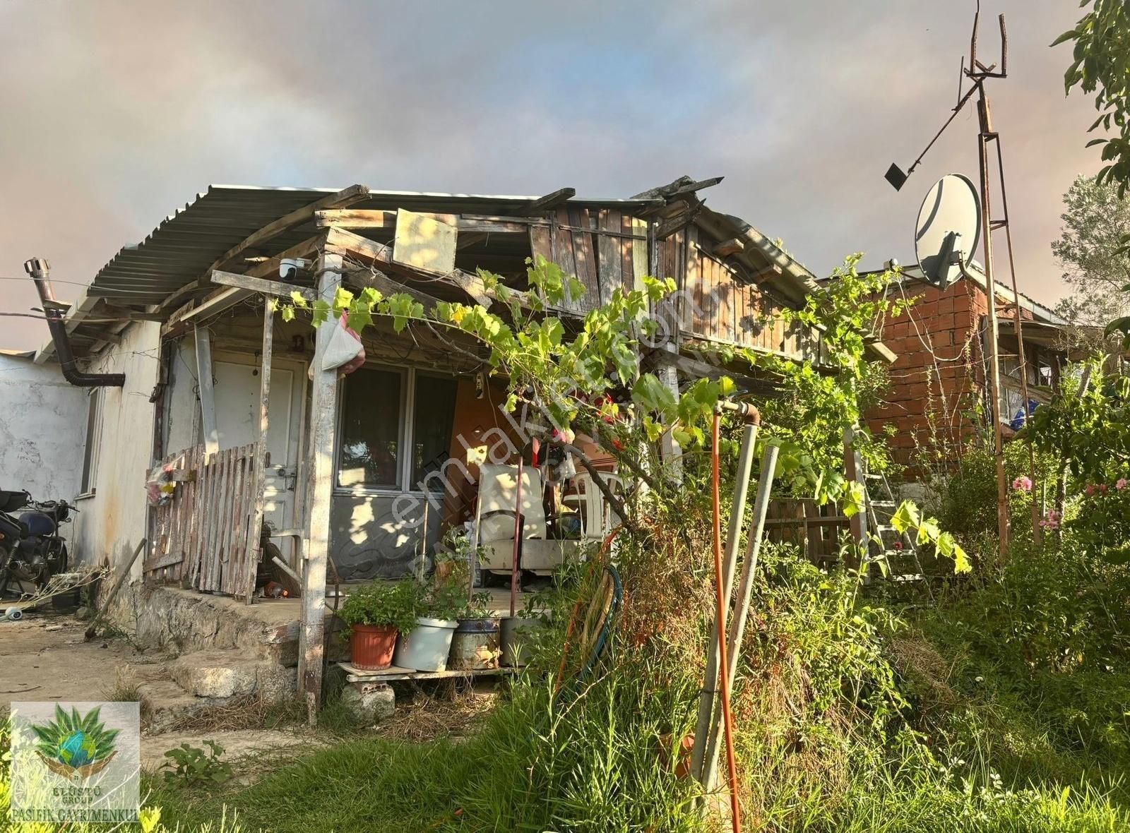 Pasifikten Menderes Yeniköyde 2 Adet Evi Olan 1457 M² Arazi - Görsel 3