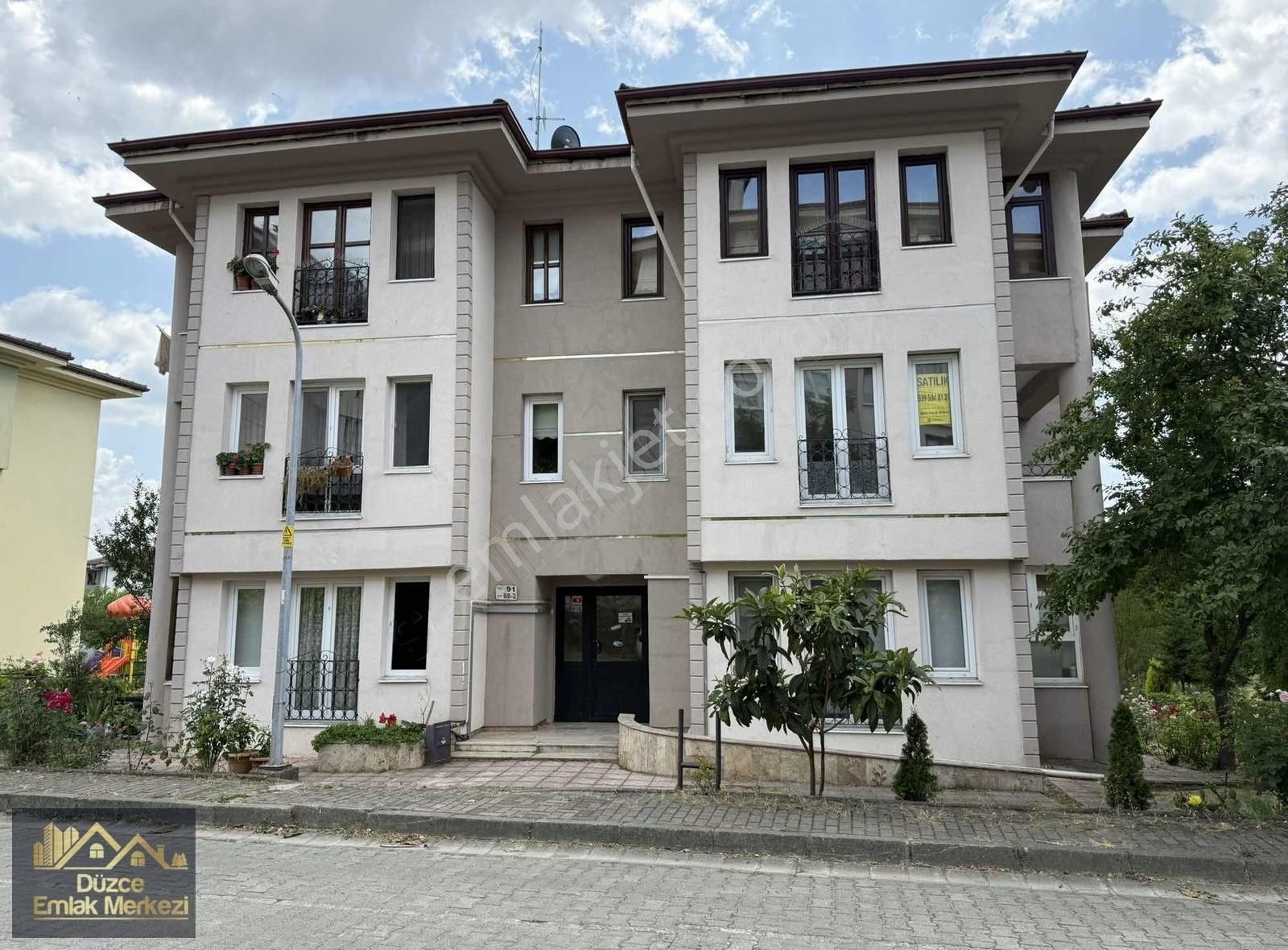 Bahçeşehir 7.bölge Sağlık Ocağı Arkası Satılık Ara Kat 3+1 Daire