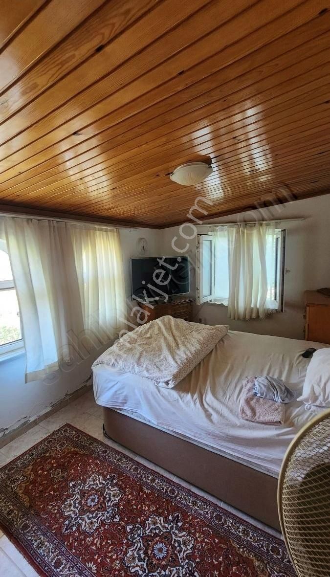 1796 Metre Kare Arazi İçinde Yüzme Havuzlu Bahçeli Villa - Görsel 7