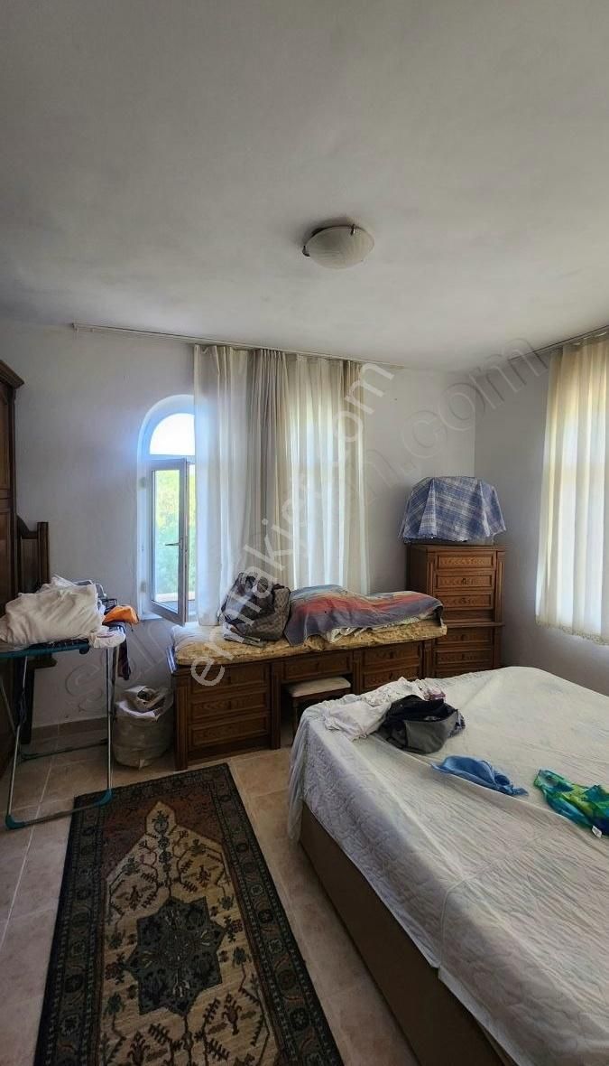 1796 Metre Kare Arazi İçinde Yüzme Havuzlu Bahçeli Villa - Görsel 13