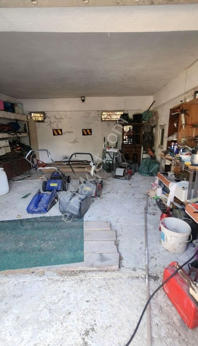 1796 Metre Kare Arazi İçinde Yüzme Havuzlu Bahçeli Villa