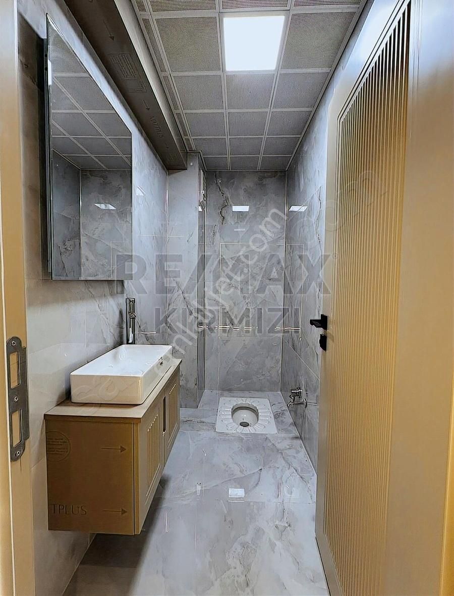Re/max Kırmızı'dan Kombina Cad. Meskün St.'de Satılık 3+1 Daire