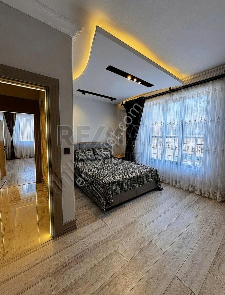 Re/max Kırmızı'dan Kombina Cad. Meskün St.'de Satılık 3+1 Daire