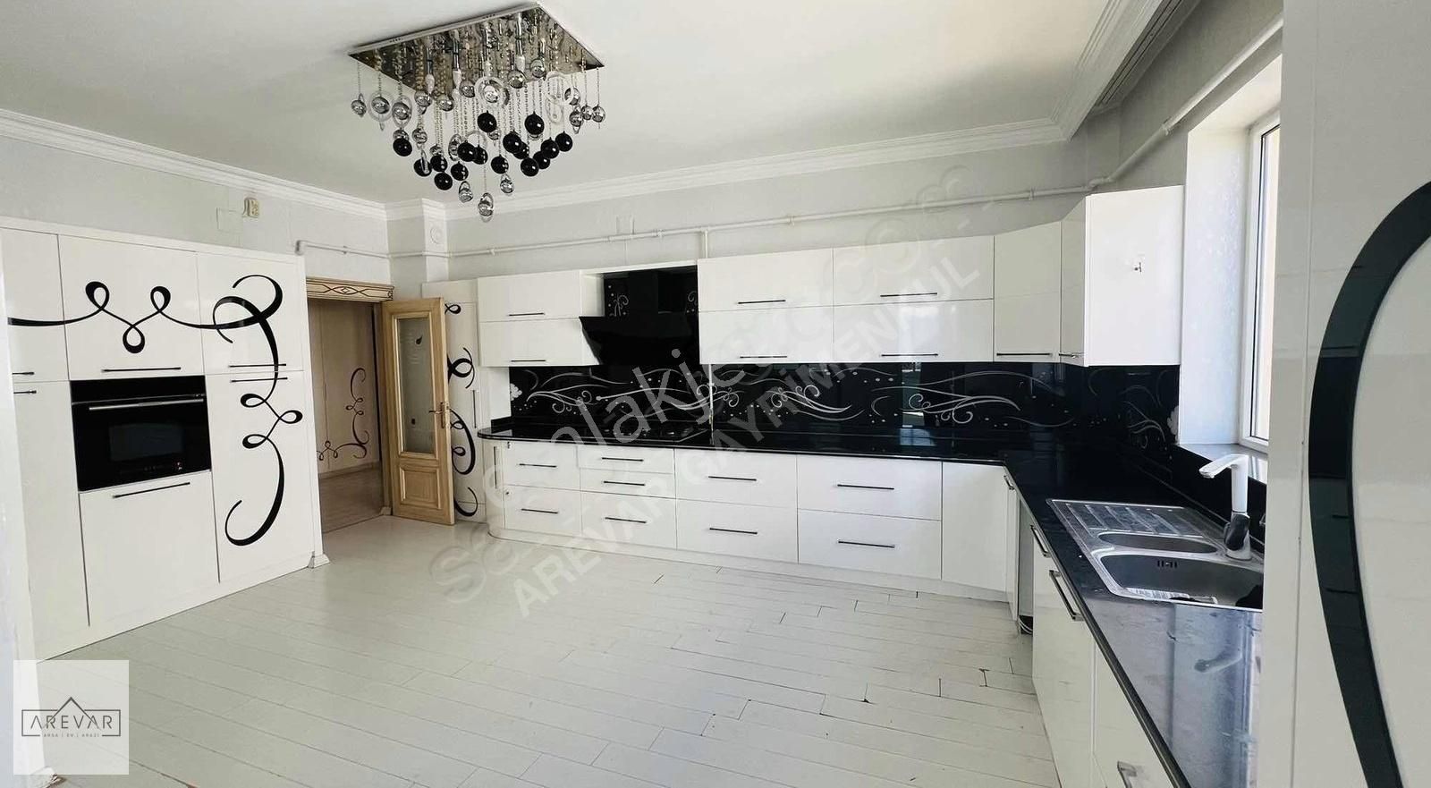 Arevar Dan Atatürk 'te Geniş Ve Bakımlı Kiralık 4+1