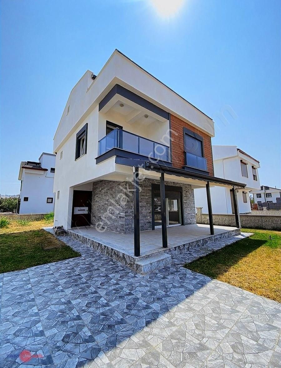 Dikili Cumhuriyet Mahallesinde 4+1 Müstakil Villa